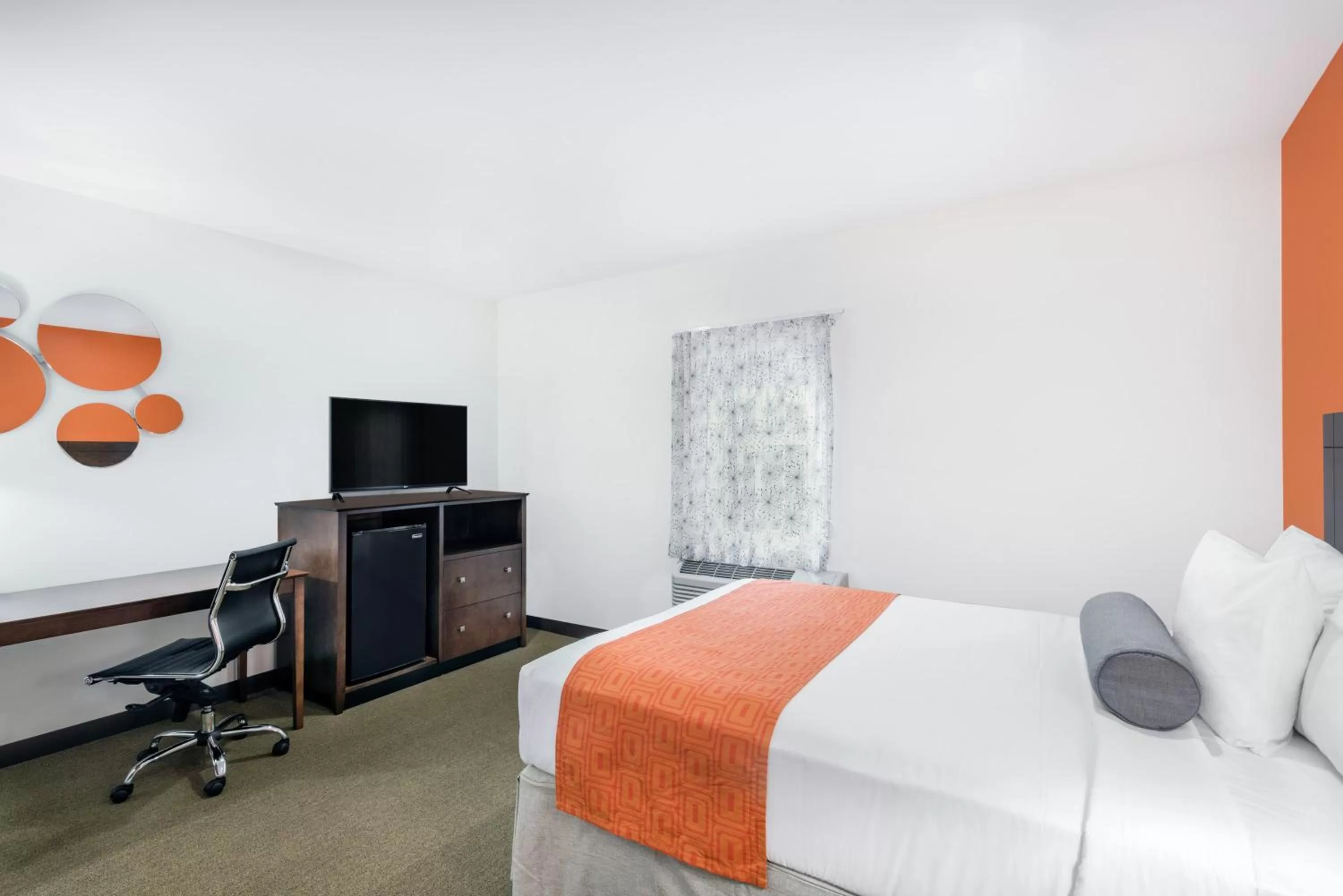 Deluxe Queen Room - Disability Access/Non-Smoking in Howard Johnson by Wyndham Quincy/ Boston