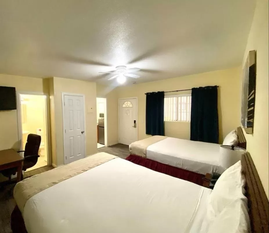 Deluxe Queen Room in Europa Inn & Suites