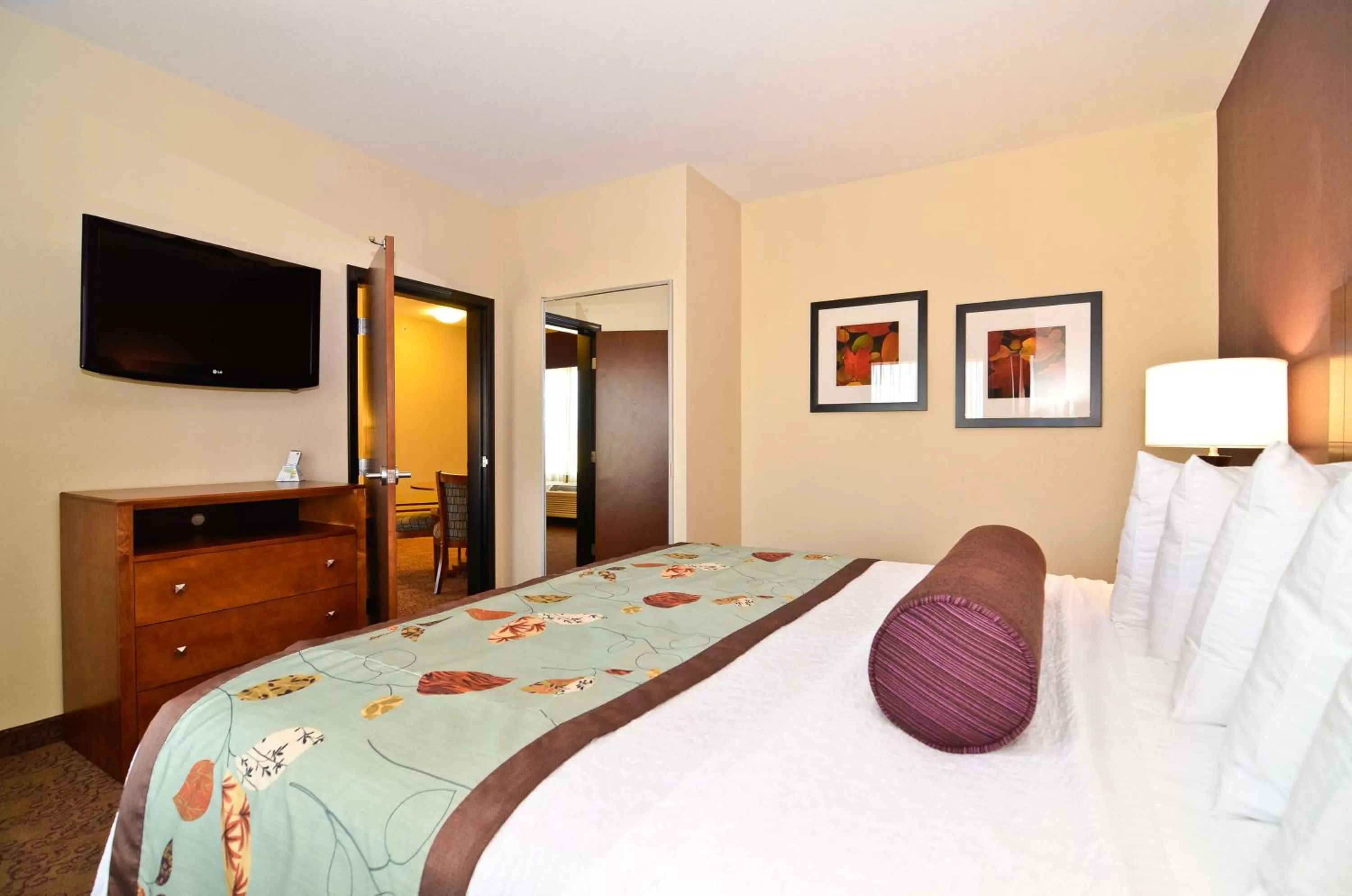 One-Bedroom King Suite - Non-Smoking in Best Western Plus Carousel Inn & Suites Burlington