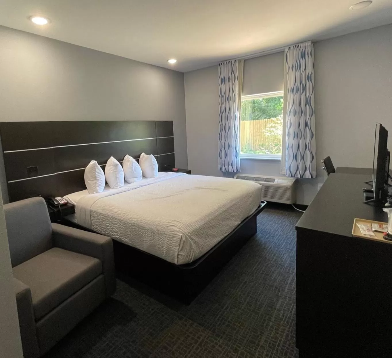 King Room with Kitchenette - Non-Smoking in Days Inn by Wyndham Zachary LA