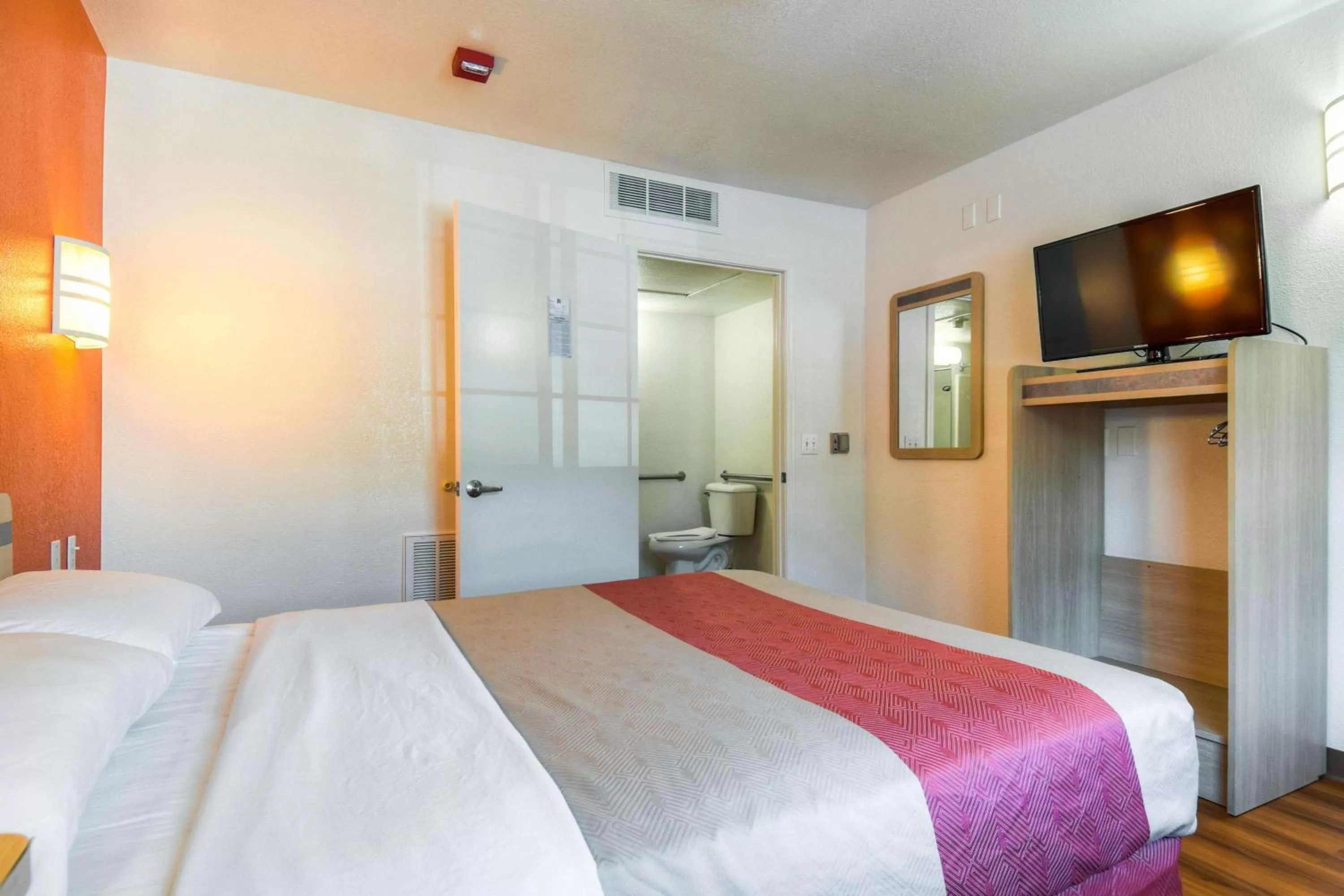 Queen Room in Motel 6-Pomona, CA - Los Angeles