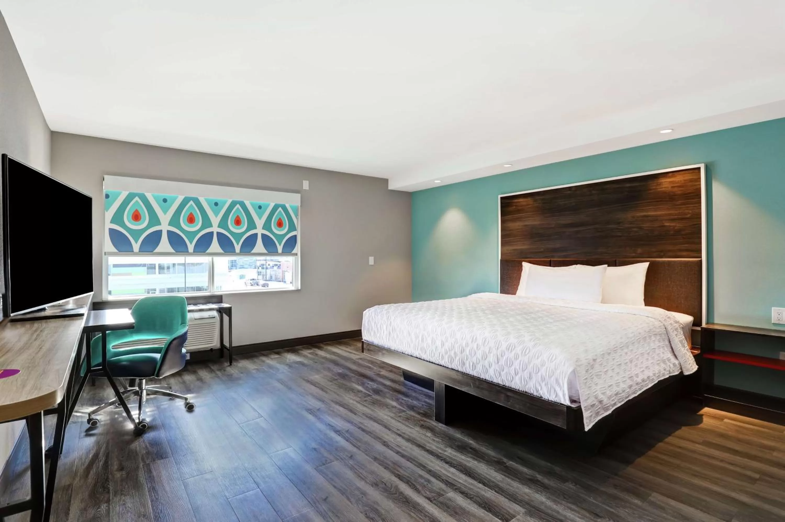 King Room - Hearing Accessible with Roll-In Shower in Tru By Hilton Edmonton Windermere