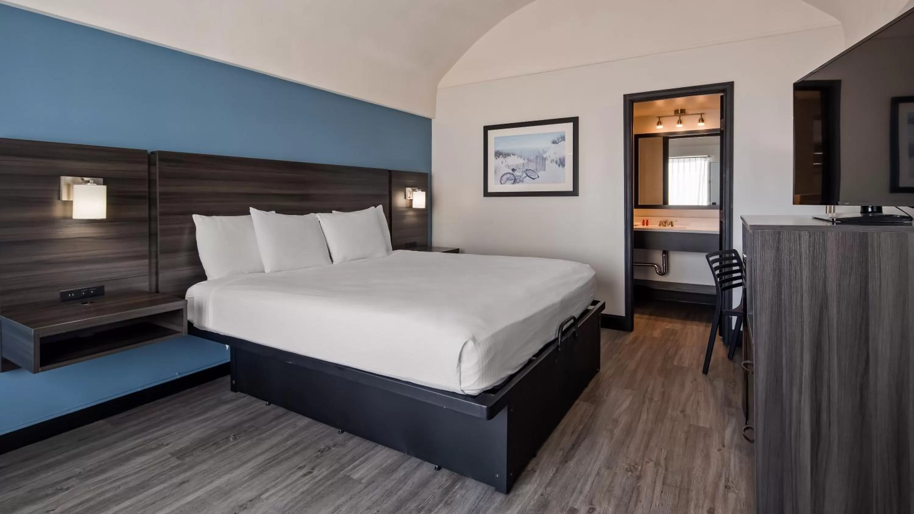 King Room in SureStay Hotel by Best Western Virginia Beach Royal Clipper