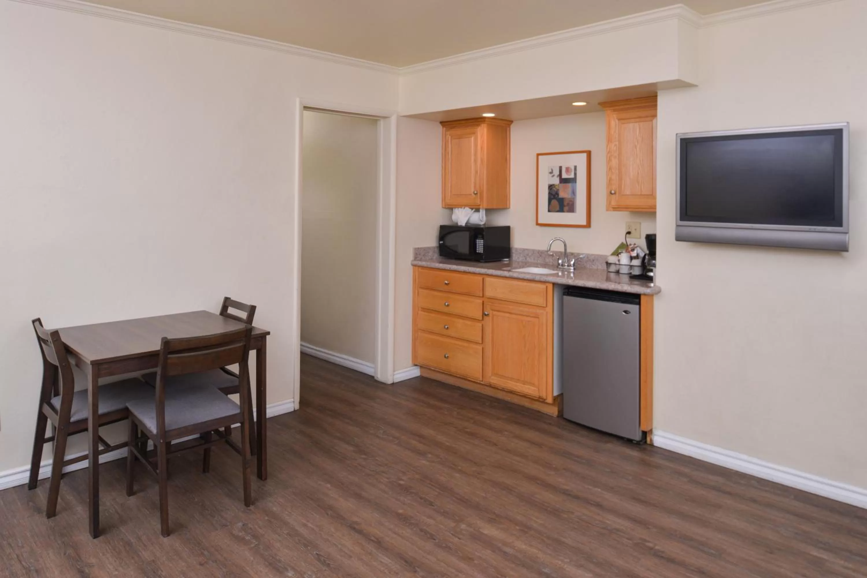 One-Bedroom Suite in Edgewater Inn and Suites