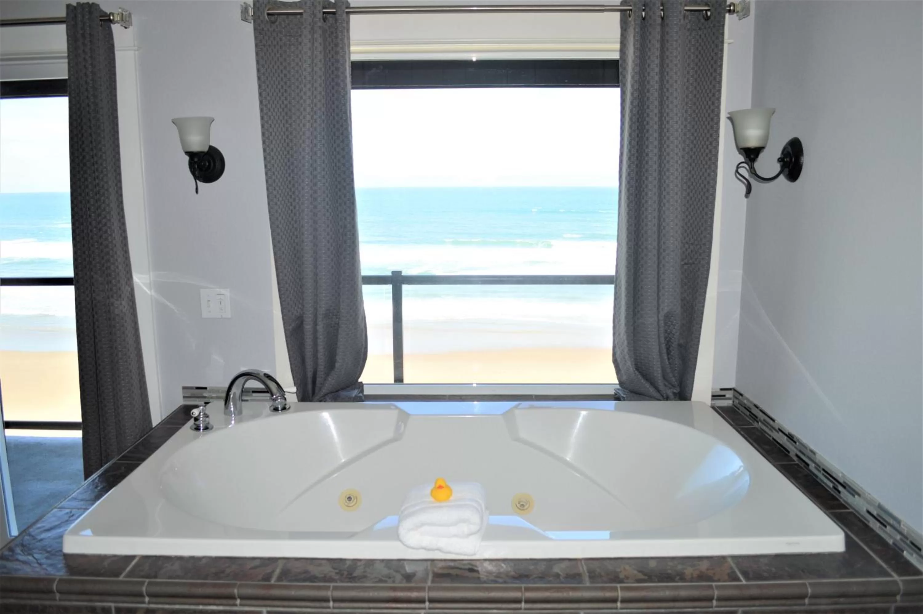 Oceanfront Studio with Spa Bath (Sunset Room) in Starfish Manor Oceanfront Hotel