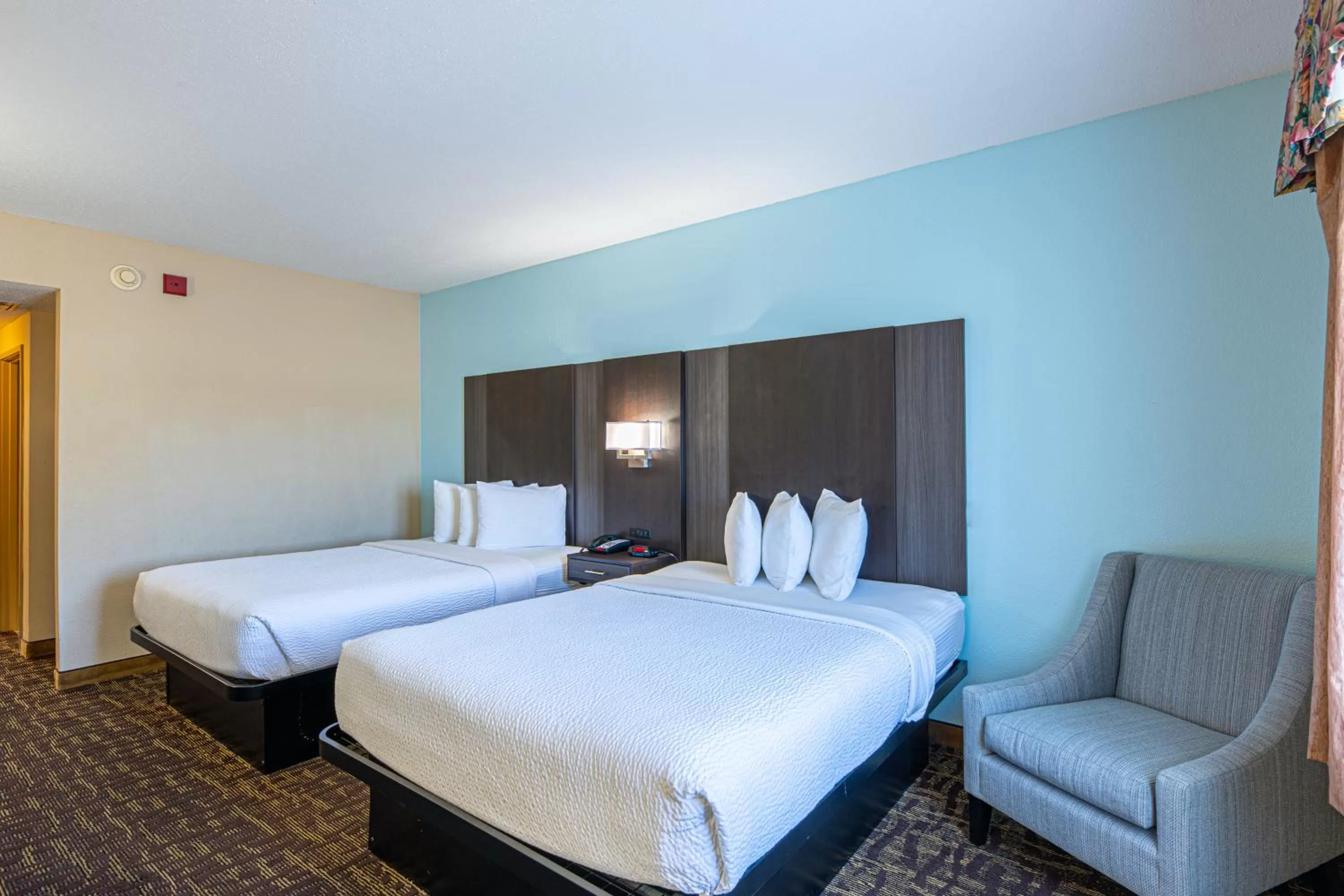 Queen Room with Two Queen Beds in River Bend Inn - Pigeon Forge
