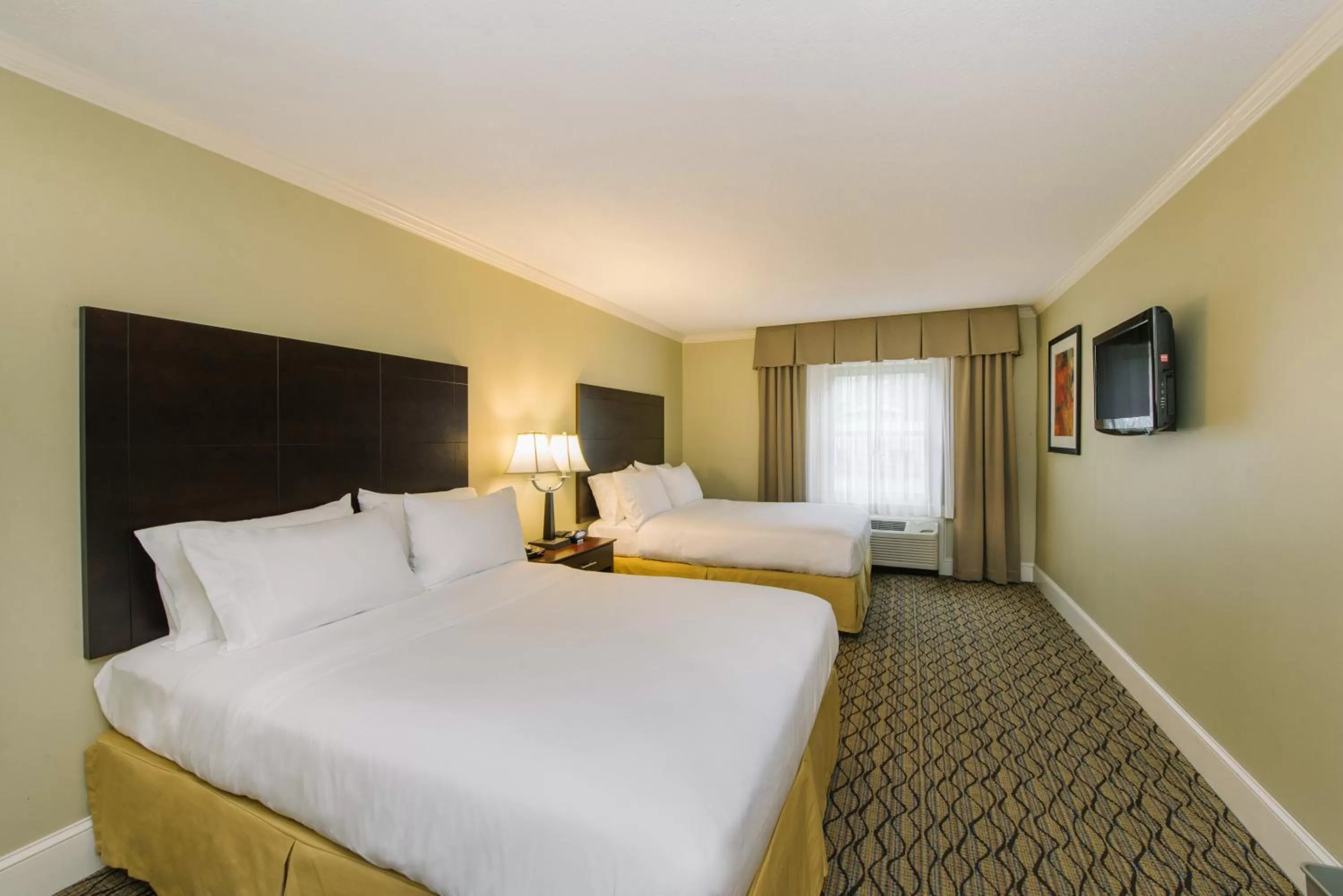 Standard Queen Room with Two Queen Beds and Mobility Accessible Tub in Holiday Inn Express and Suites Merrimack - Nashua by IHG