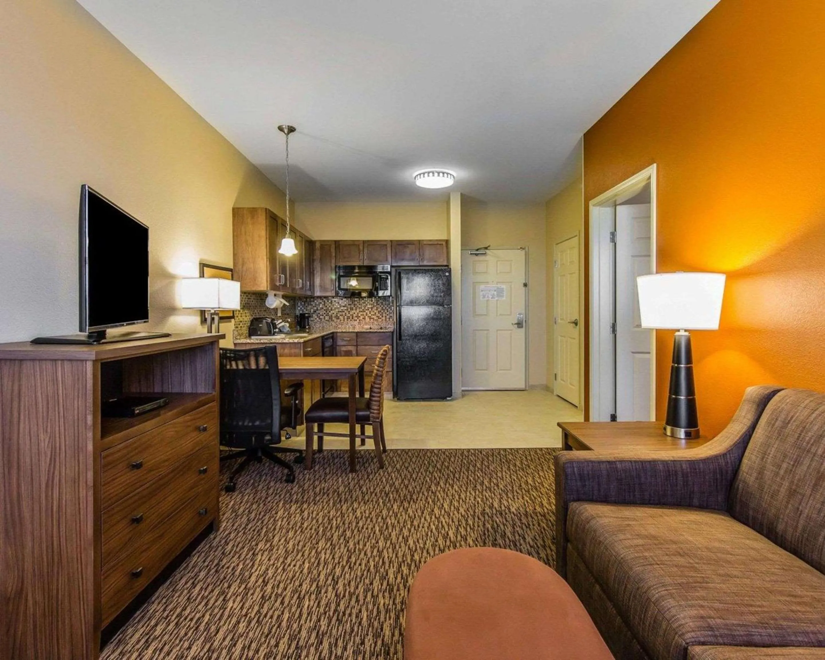 King Suite in MainStay Suites Watford City - Event Center