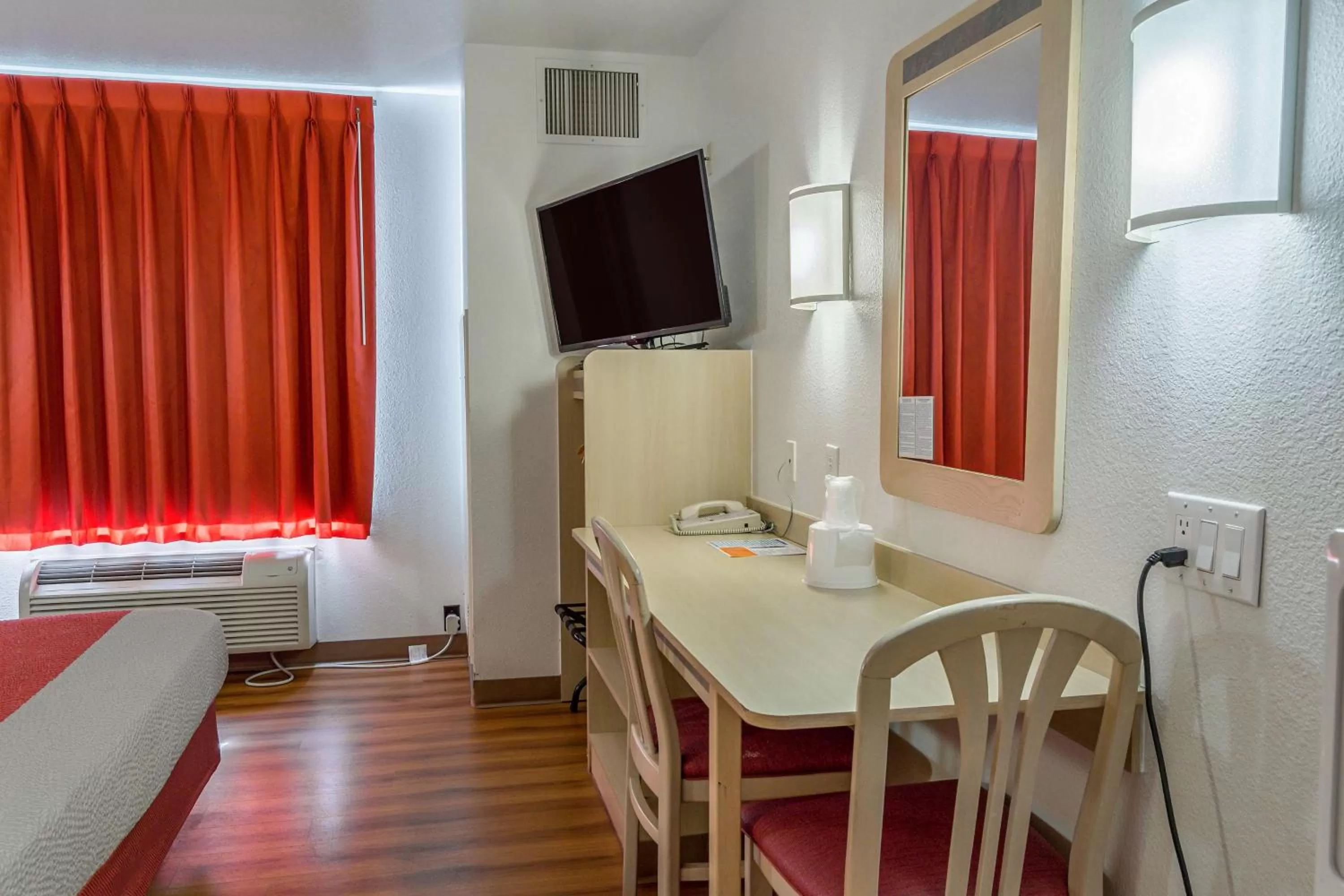 King Room - single occupancy - Disability Access - Non-Smoking in Motel 6-Redmond, OR