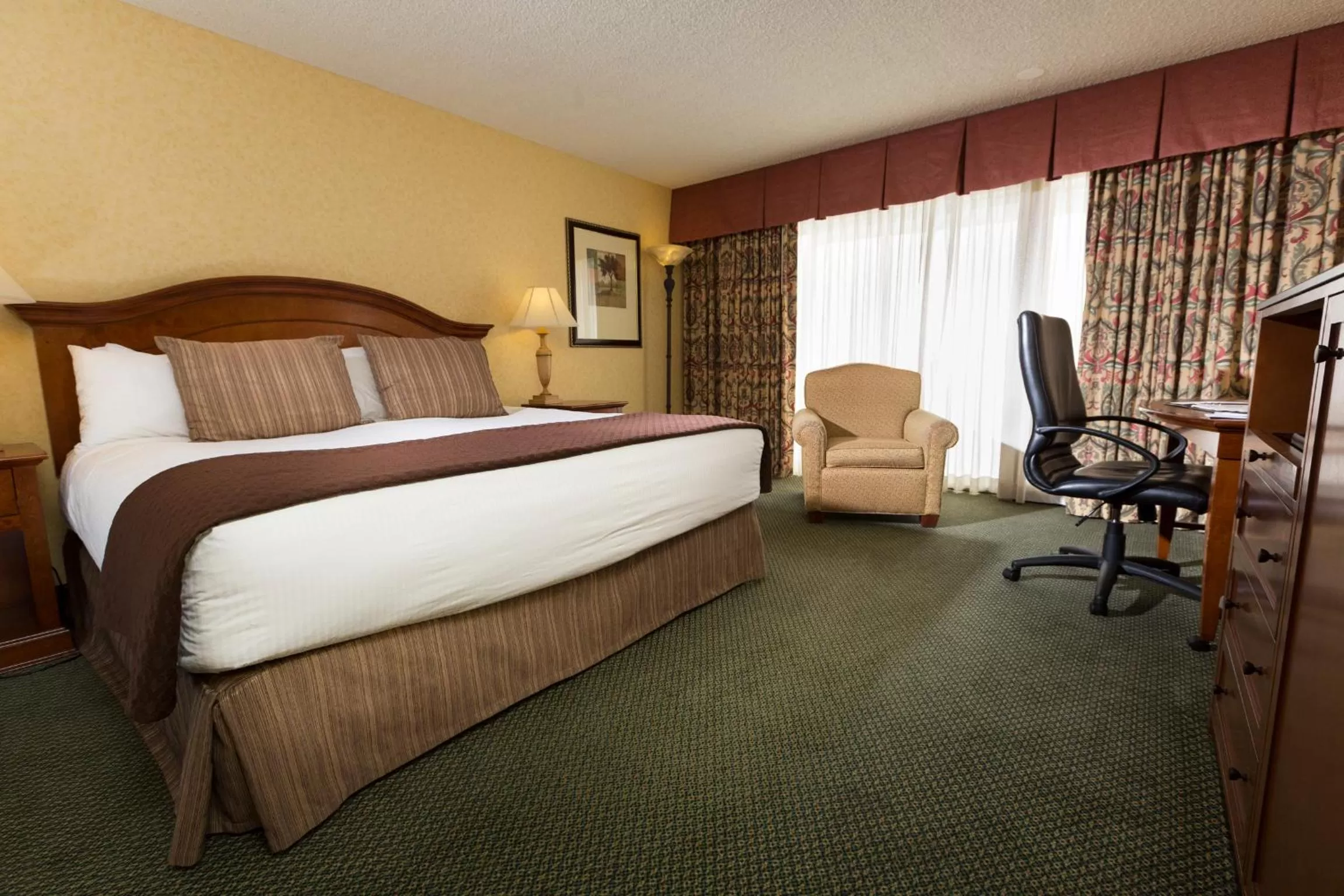 Deluxe King Room in Red Lion Hotel Yakima Center