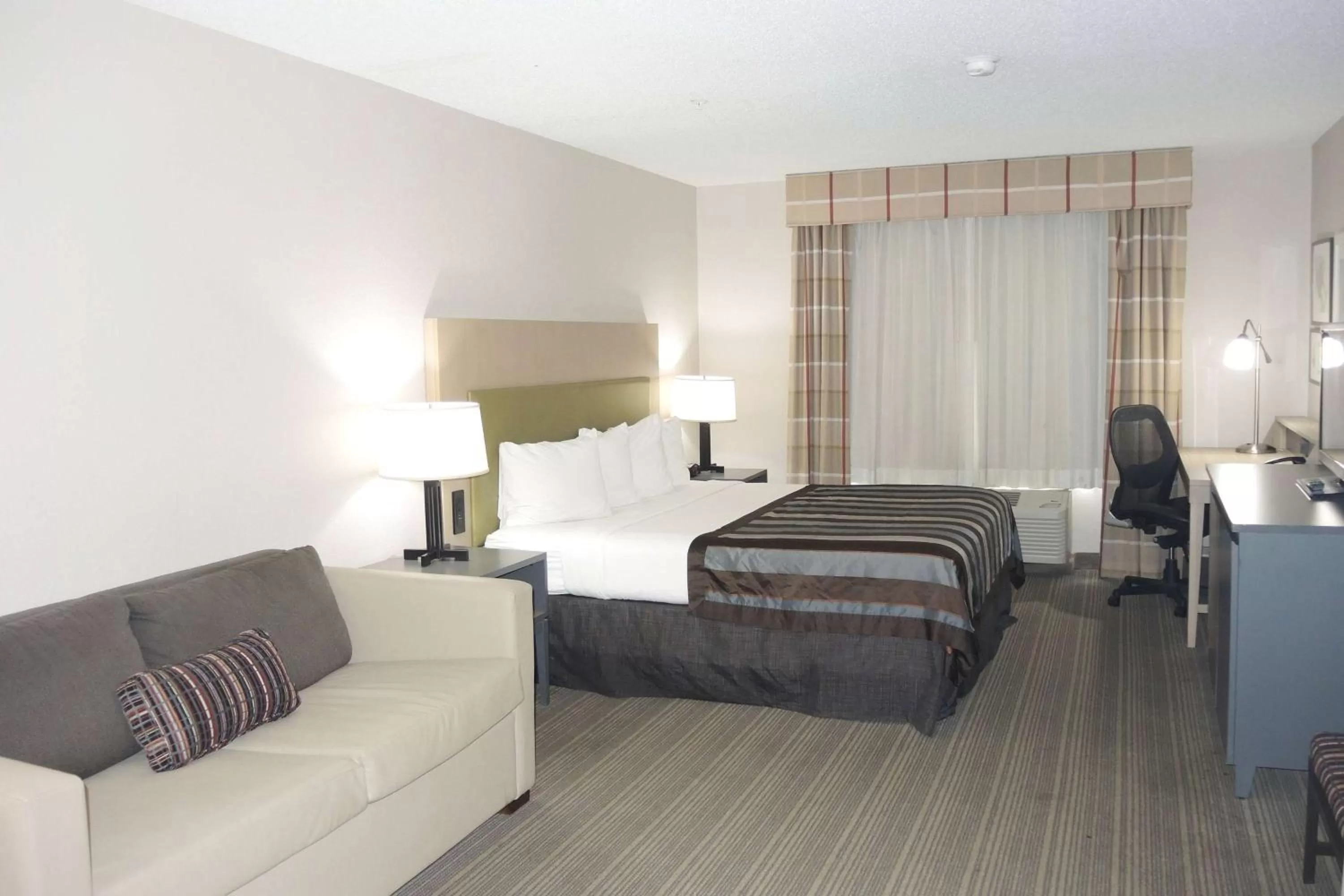 King Suite - Non-Smoking in Wingate by Wyndham Matthews - Charlotte