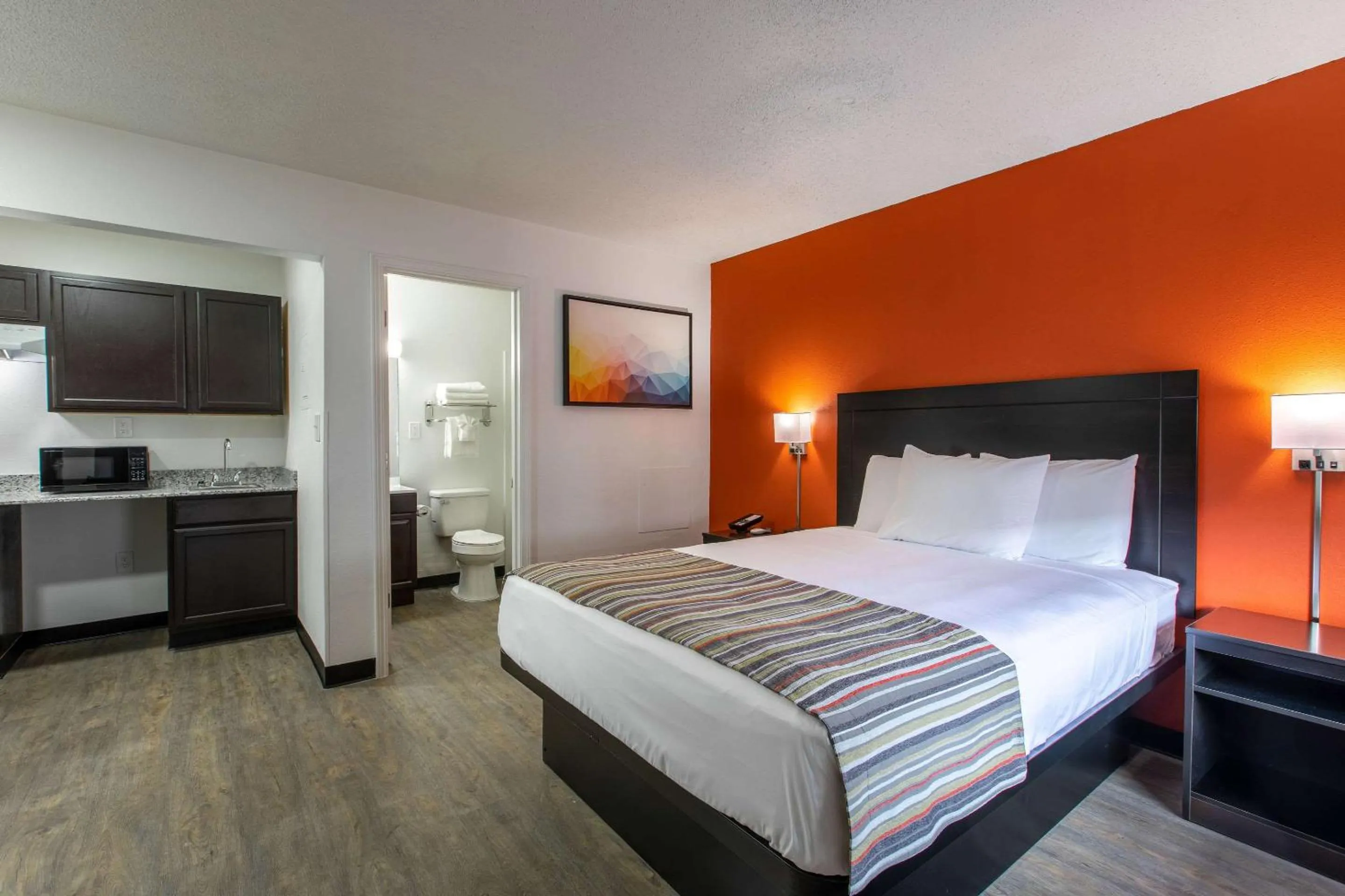 Queen Room - Non-Smoking in Suburban Studios