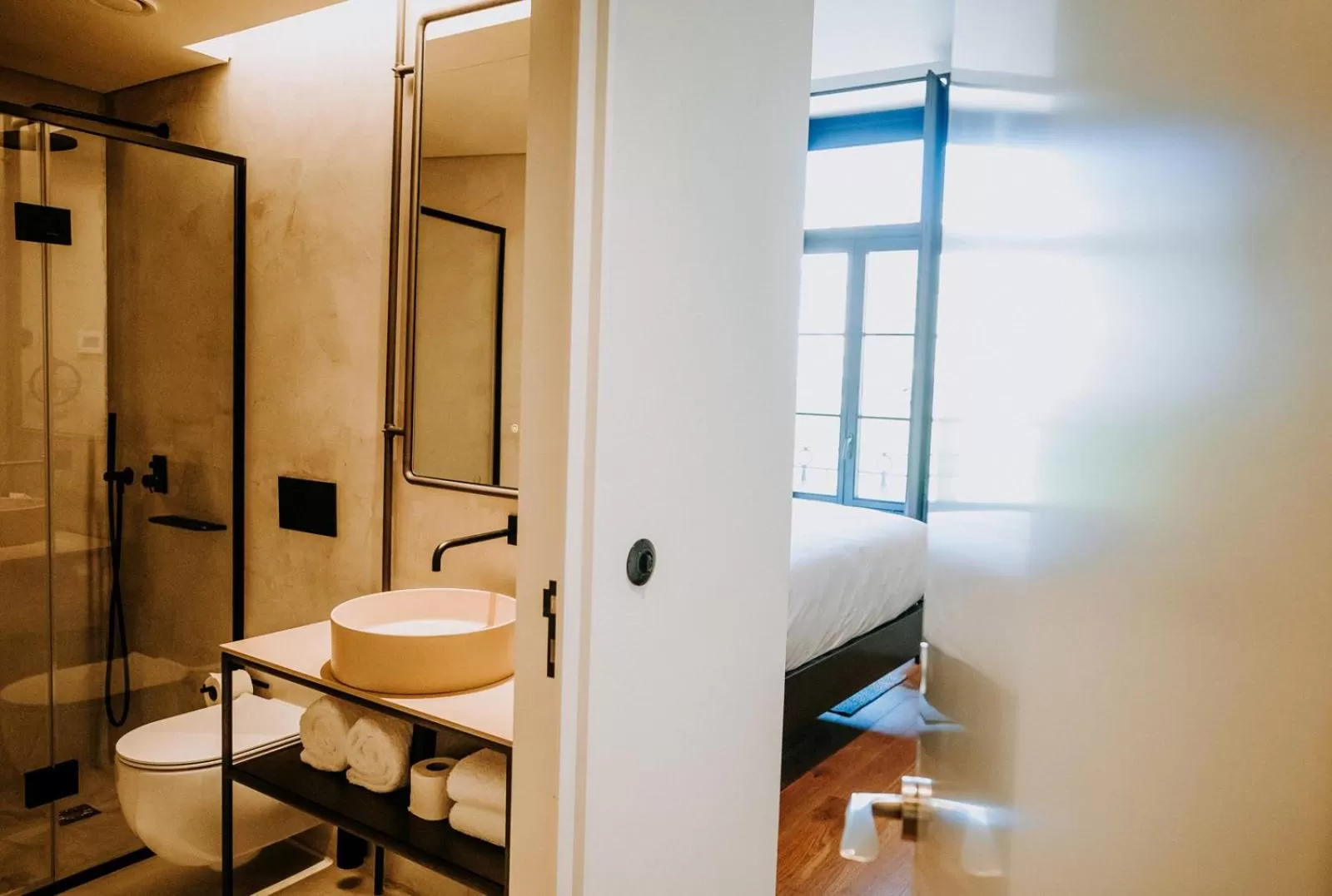 Cozy City View French Balcony in Exmo Hotel by Olivia