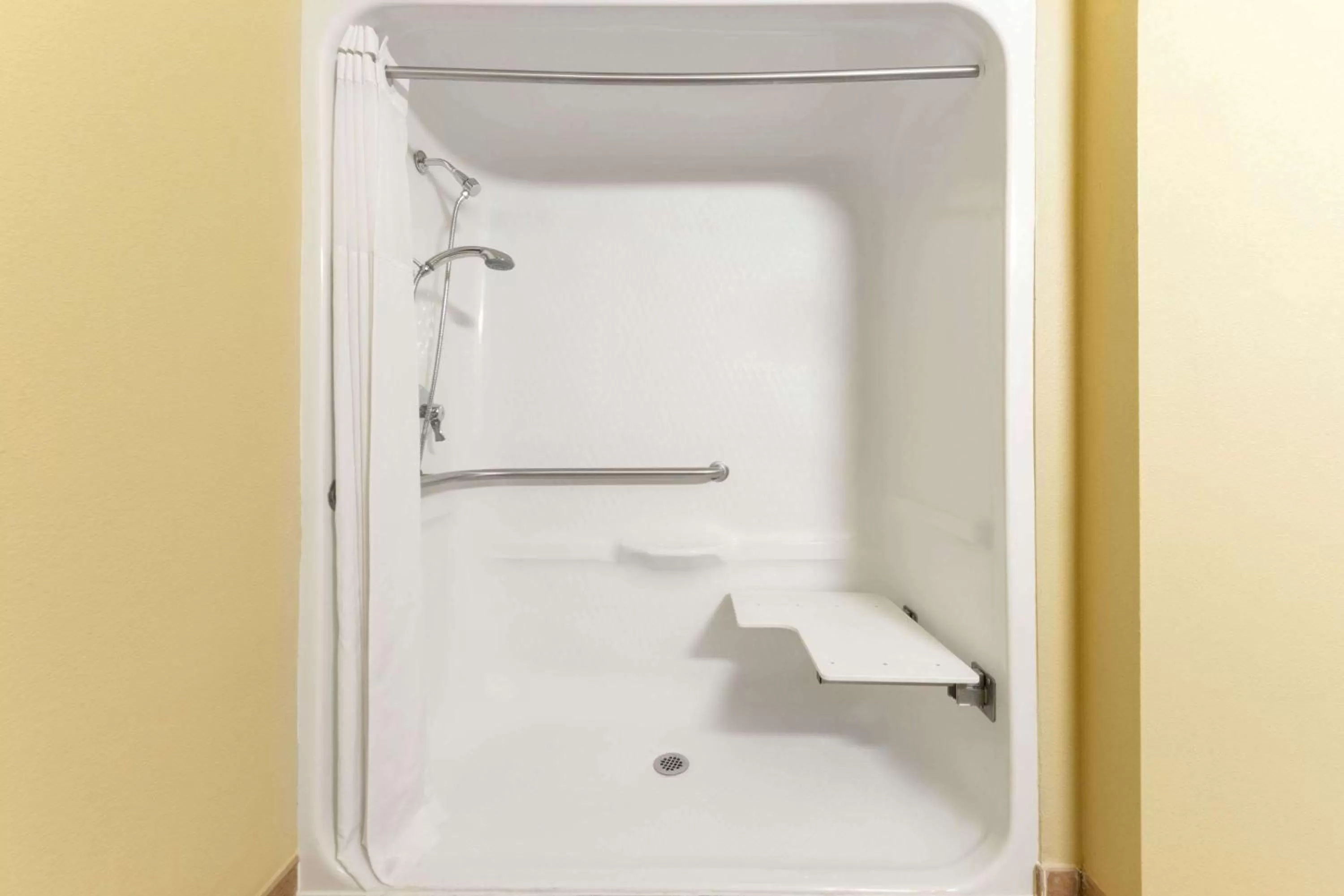 Queen Room with Two Queen Beds and King Bed with Roll-In Shower - Mobility/Hearing Accessible - Non-Smoking in Baymont by Wyndham Perryton