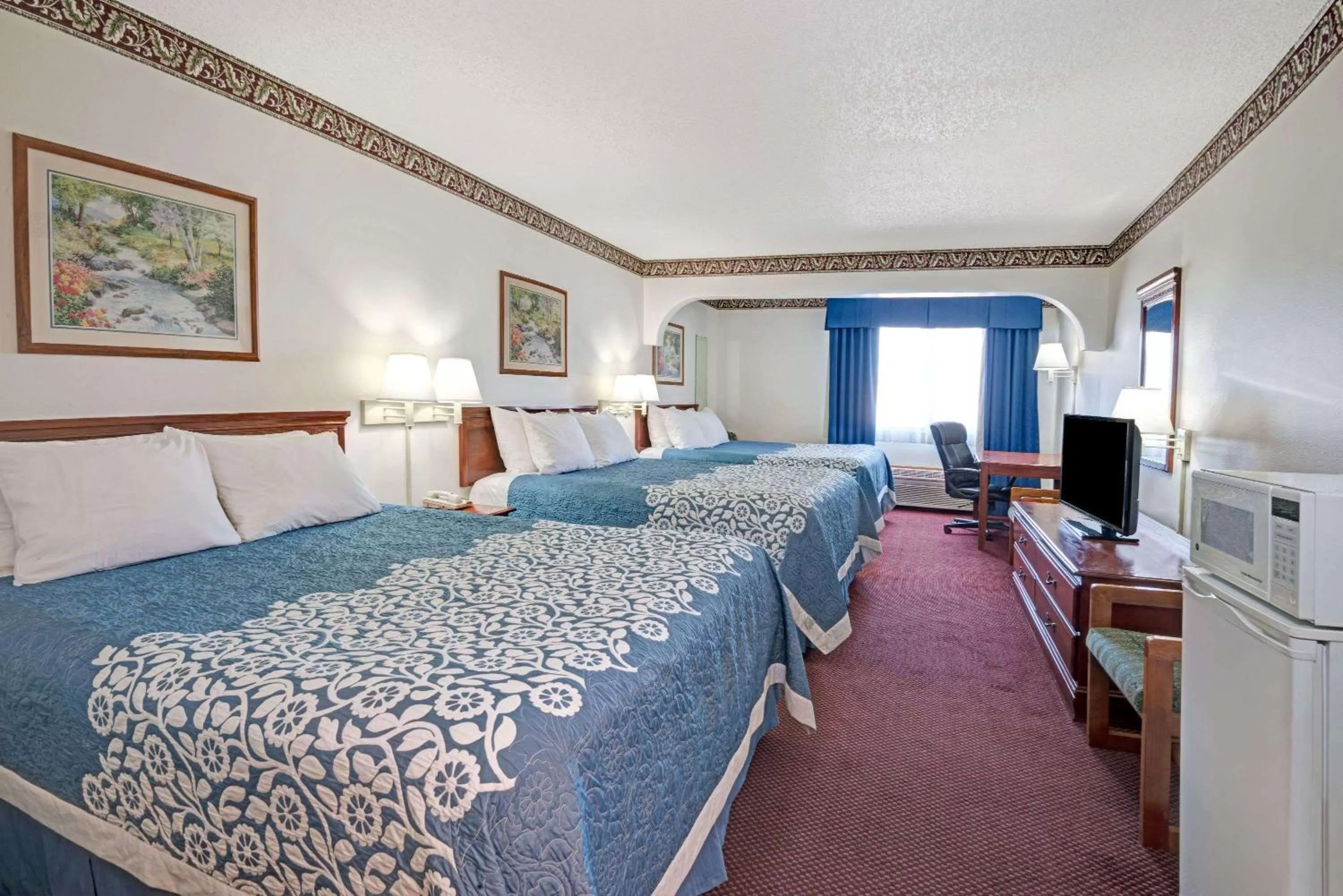 Queen Suite - Non-Smoking (6 Adults) in Days Inn by Wyndham Laramie