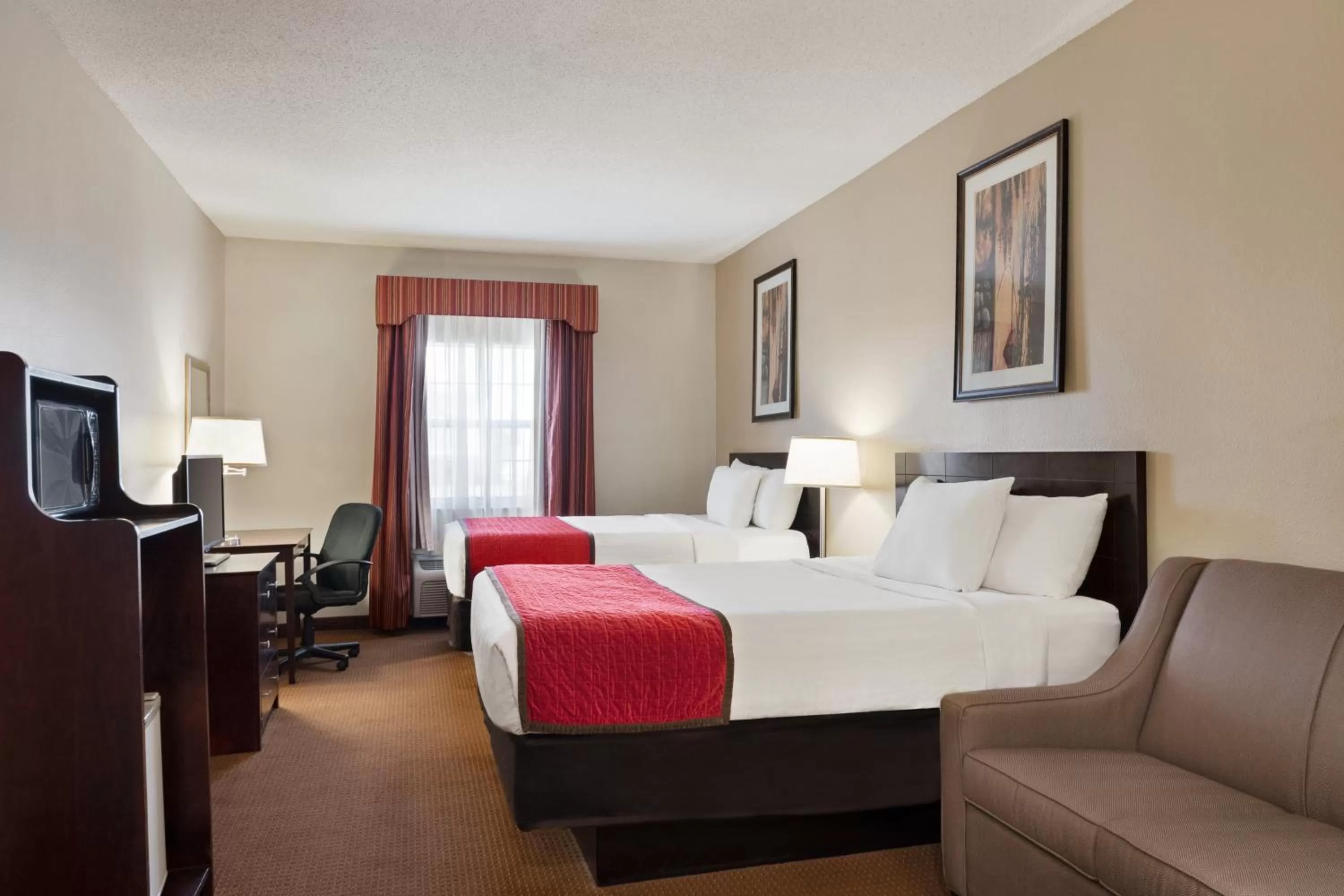 Queen Room with Two Queen Beds and Bath Tub - Mobility Accessible/Non-Smoking in Ramada by Wyndham Elizabethtown