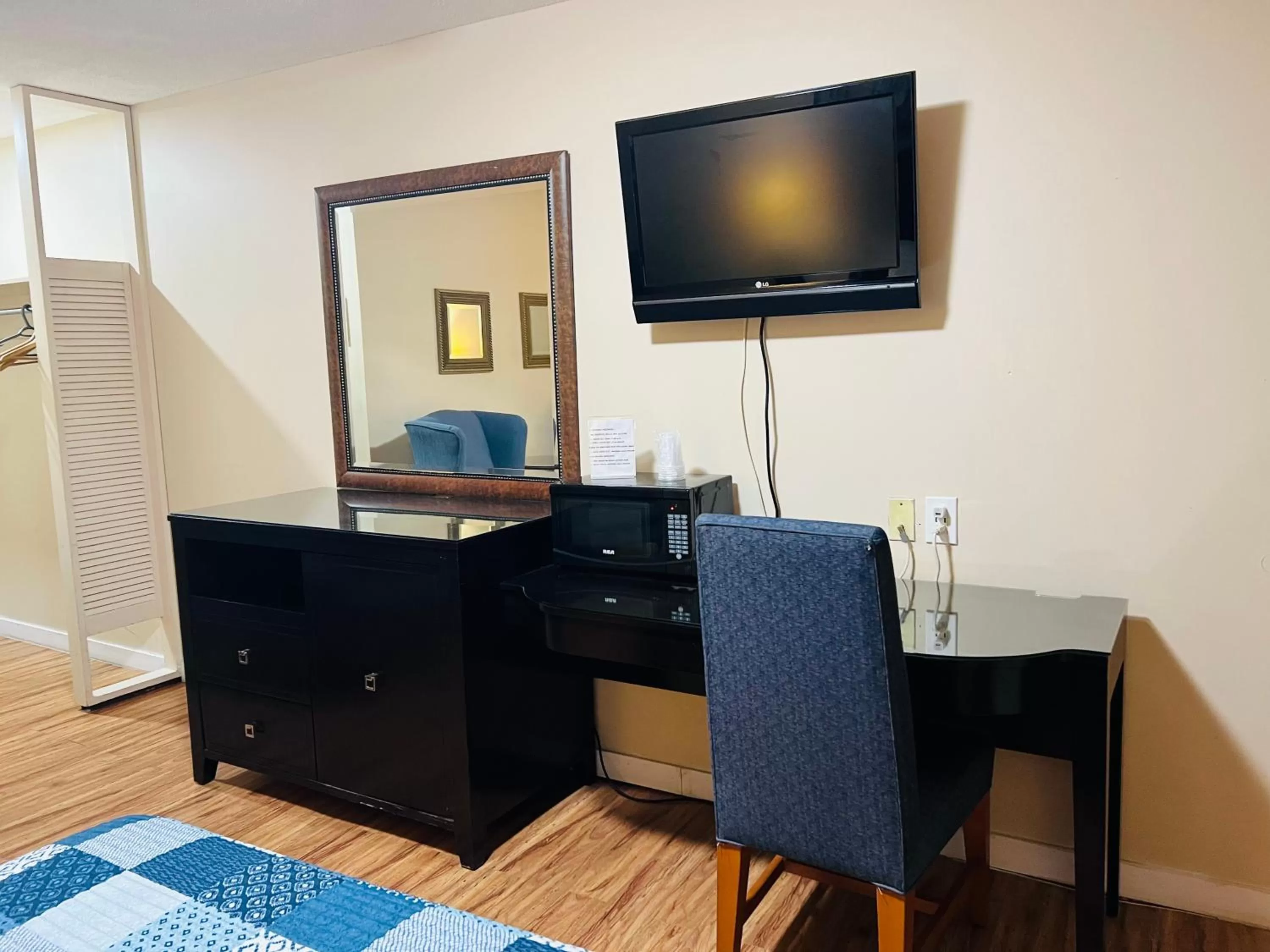 Queen Suite in Sunset Inn