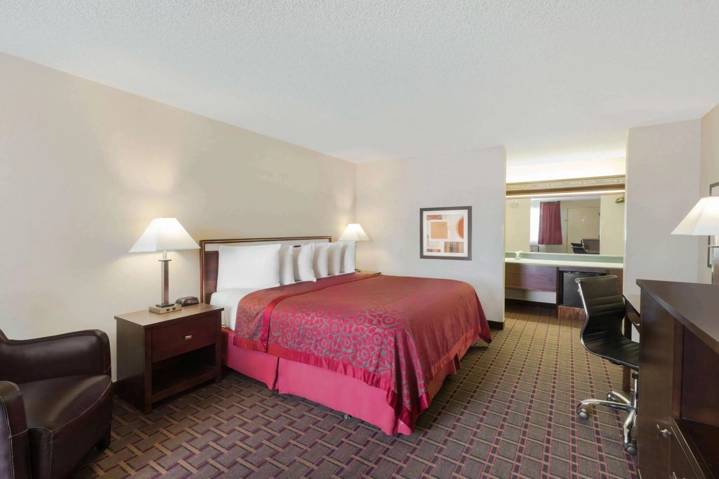 Deluxe Queen Room - Non-Smoking in Days Inn by Wyndham Auburn