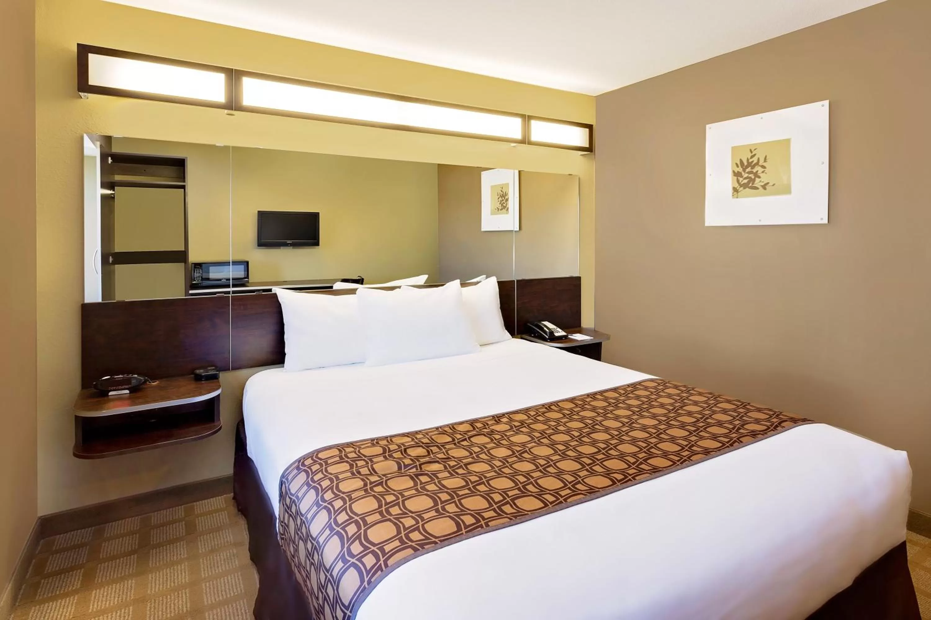 Queen Room - Non-Smoking in Microtel Inn & Suites by Wyndham Prairie du Chien