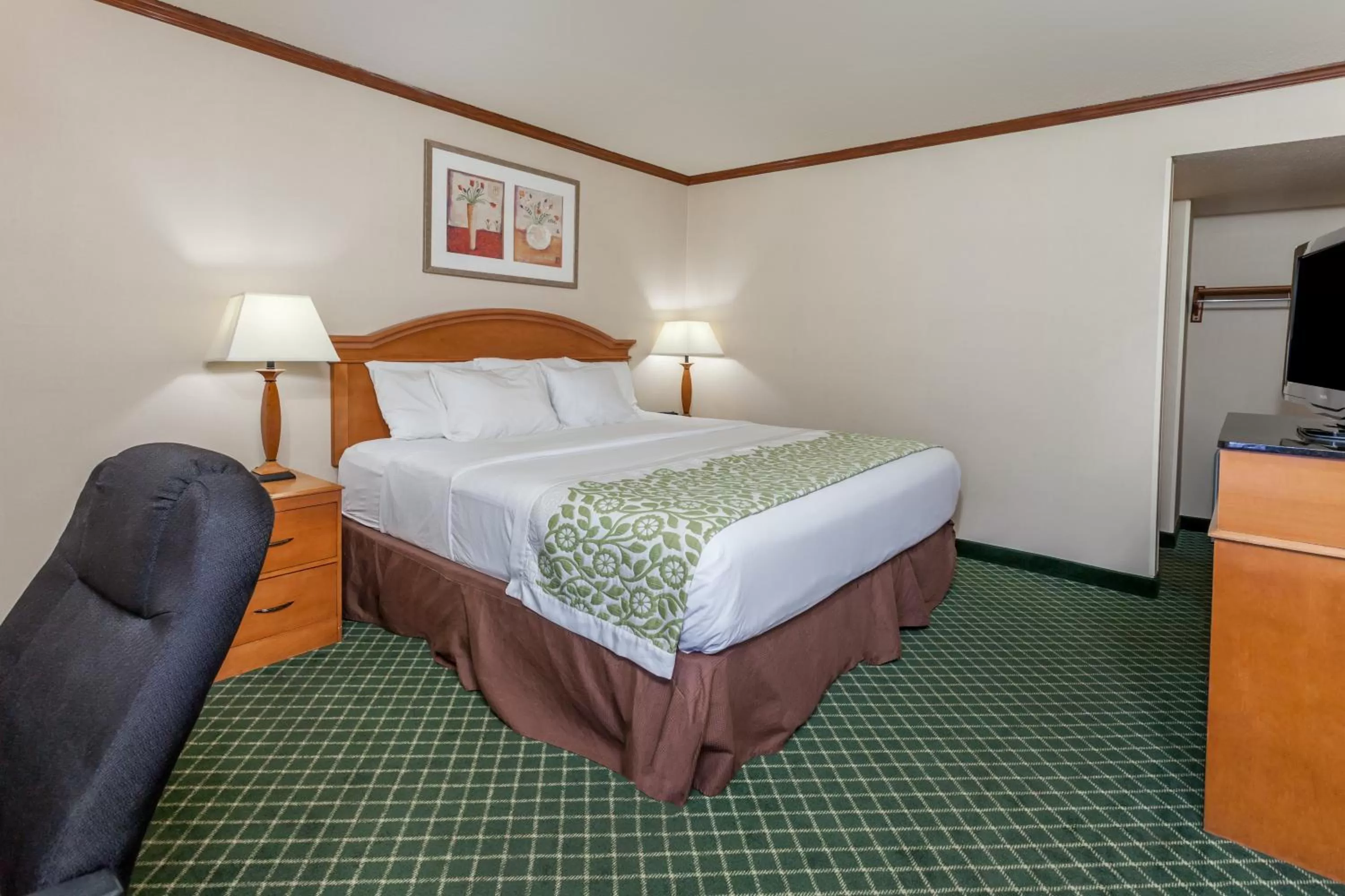 One-Bedroom Deluxe King Suite - Non-Smoking in Days Inn & Suites by Wyndham Warren