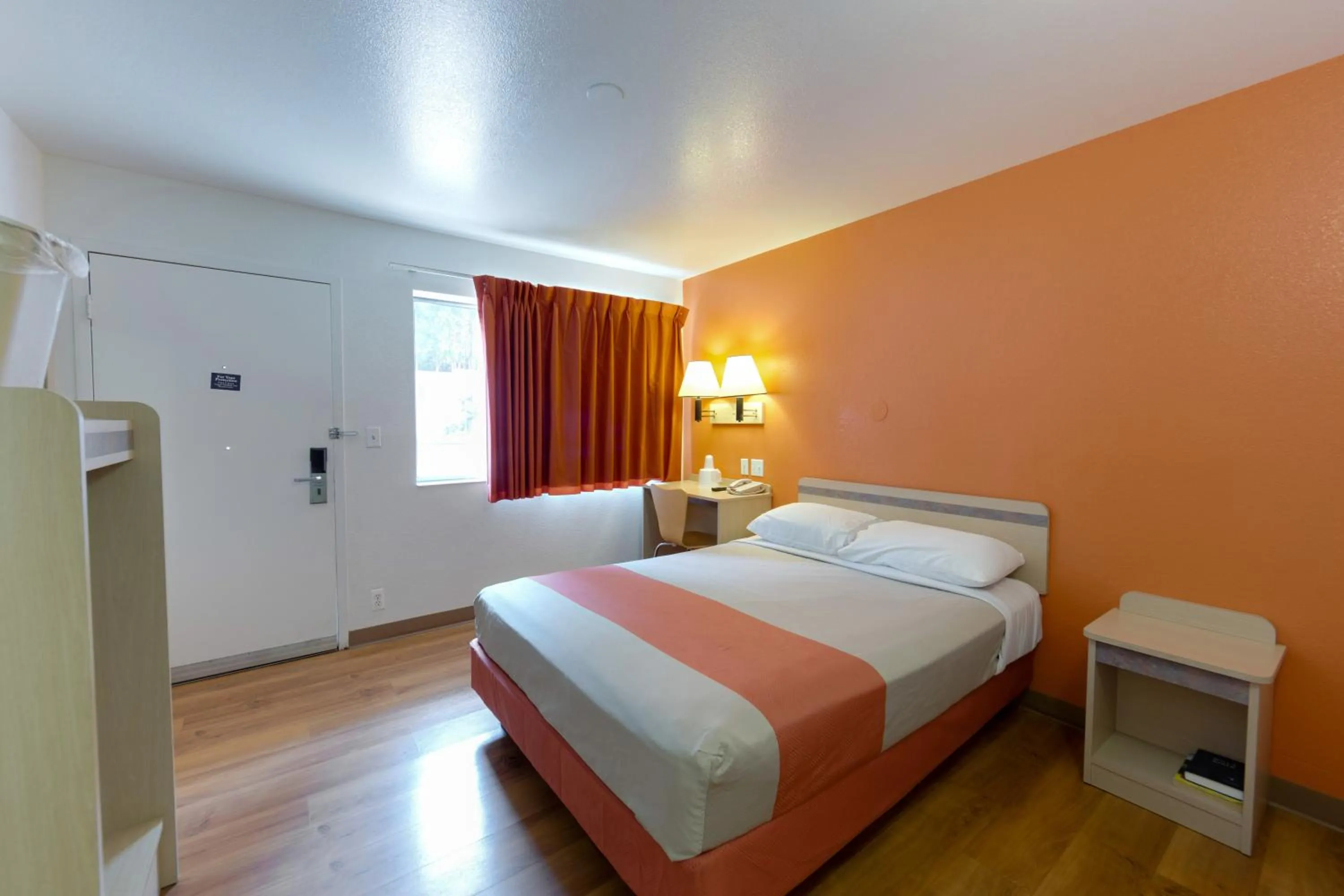 Queen Room - single occupancy - Non-Smoking in Motel 6 Weed - Mount Shasta