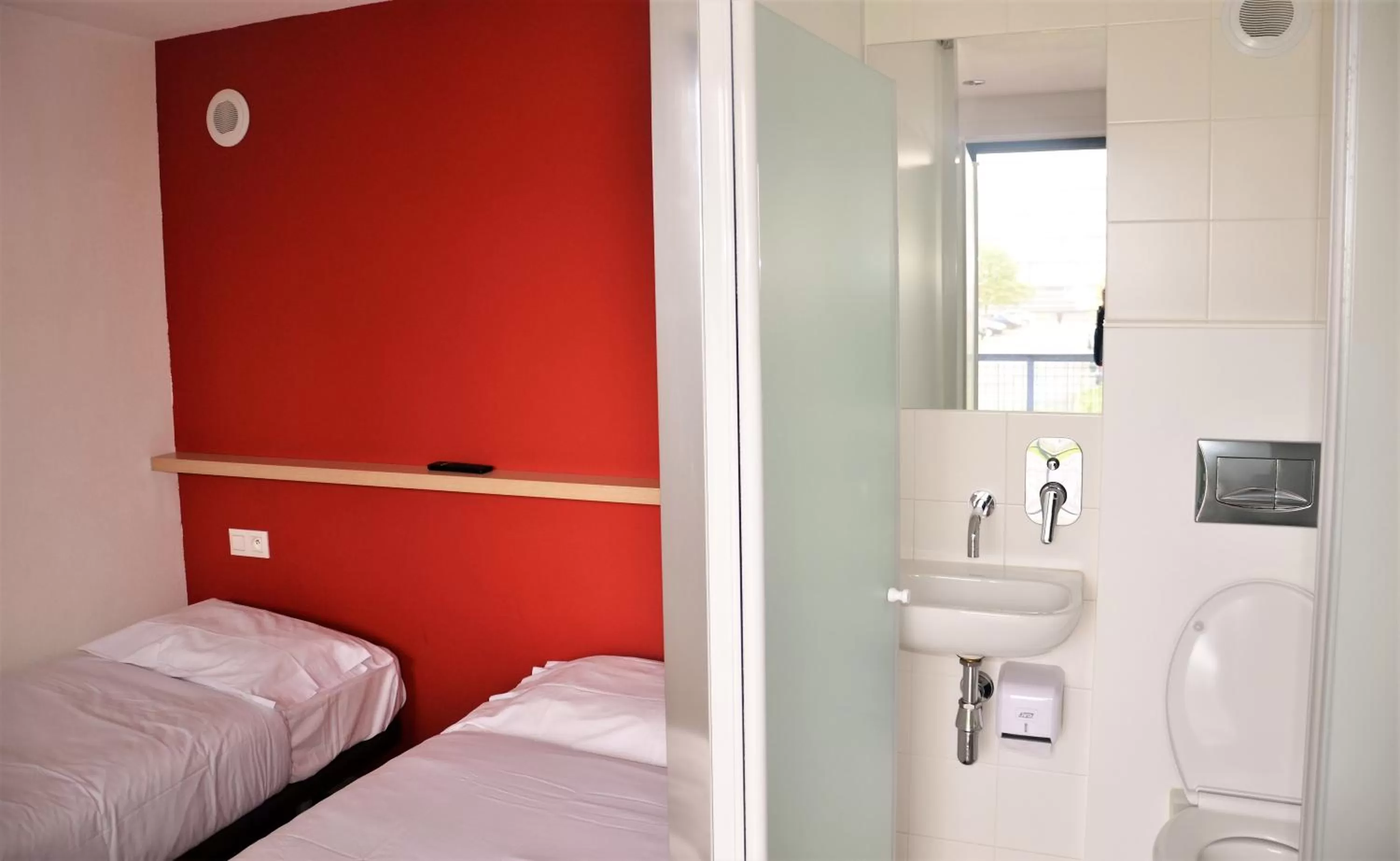 Twin Room in Eklo Hotels Le Mans
