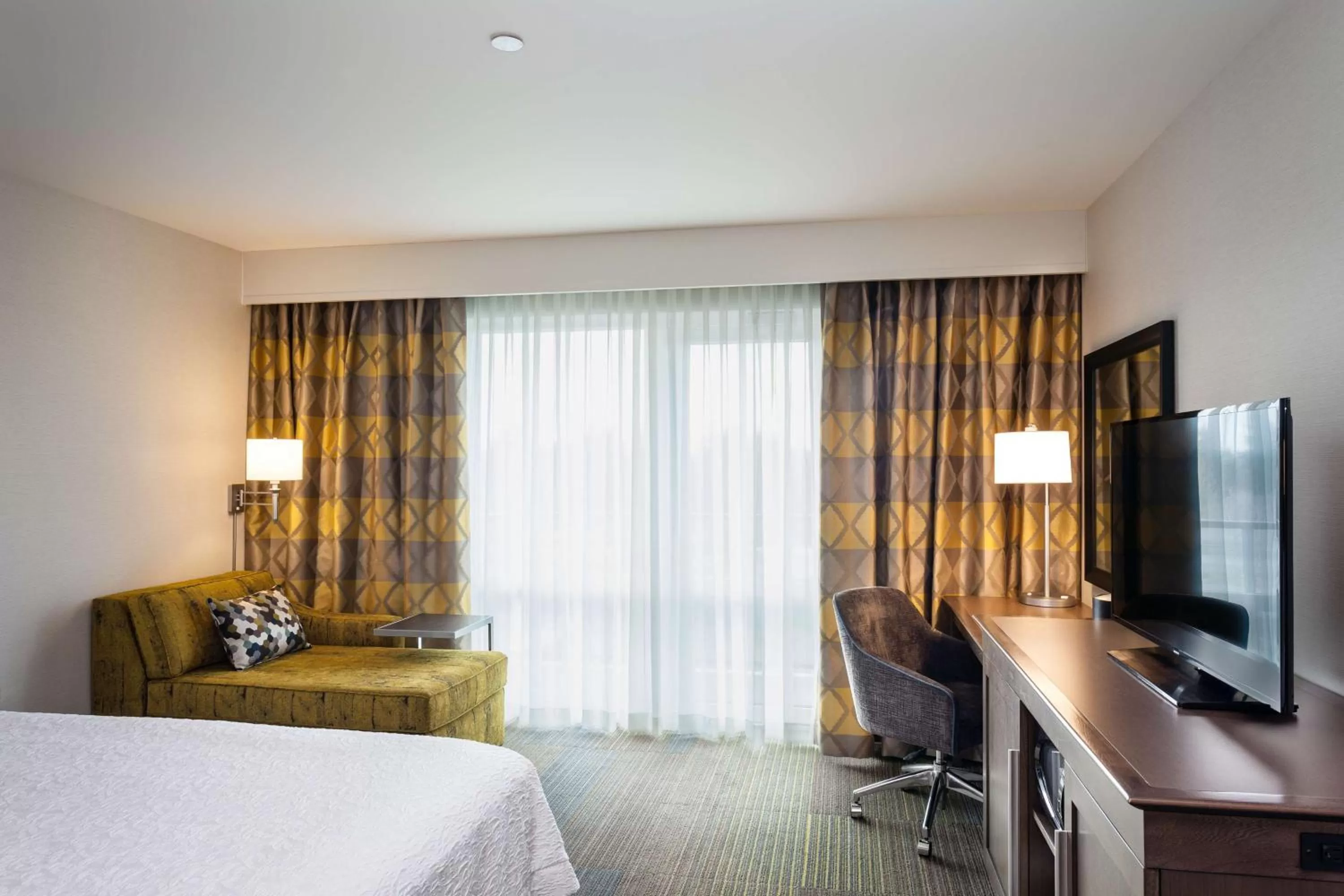 King Room with Balcony - Non-Smoking in Hampton Inn & Suites by Hilton Seattle/Northgate