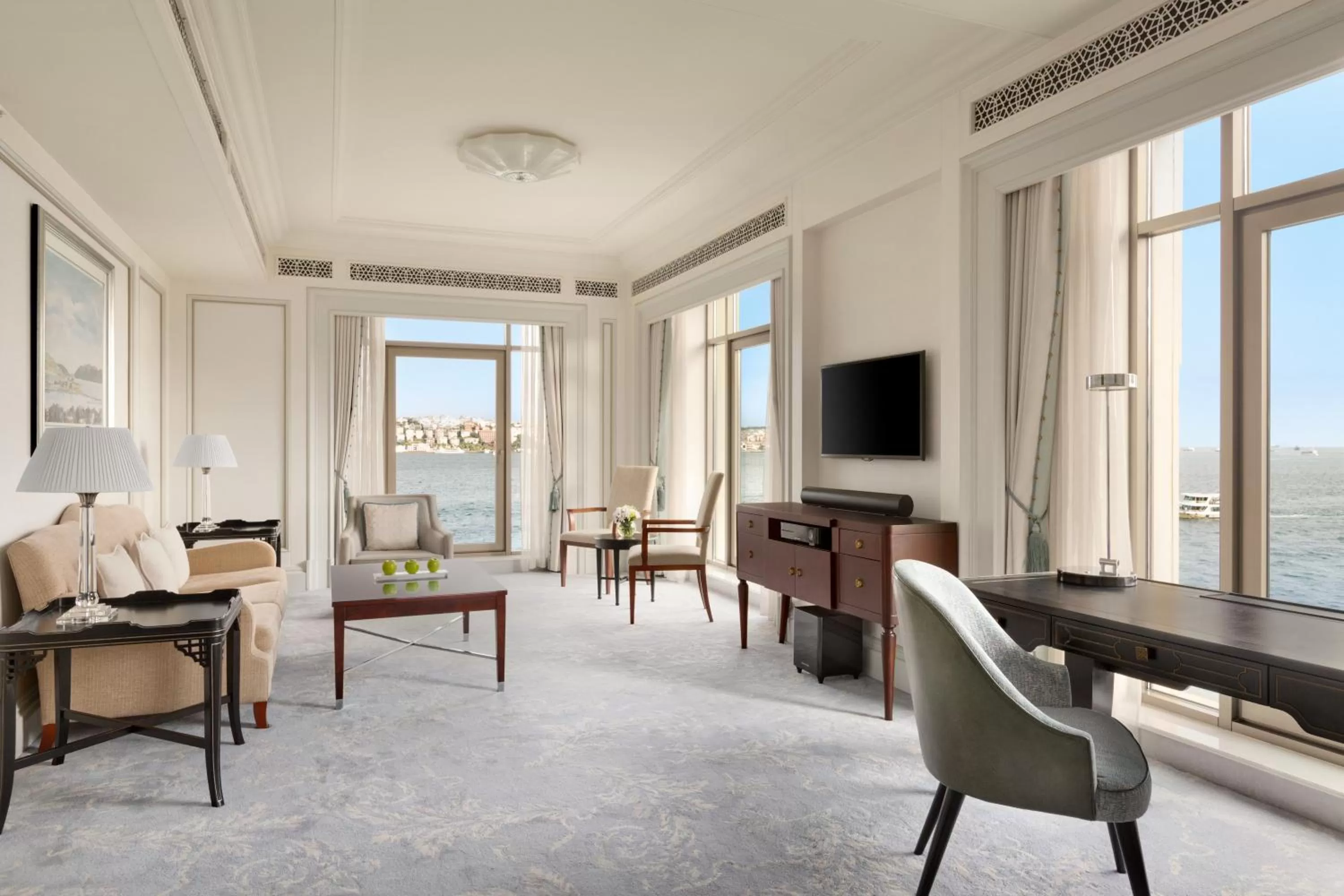 Deluxe Bosphorus Suite with exclusive Horizon privileges in Shangri-La Bosphorus, Istanbul
