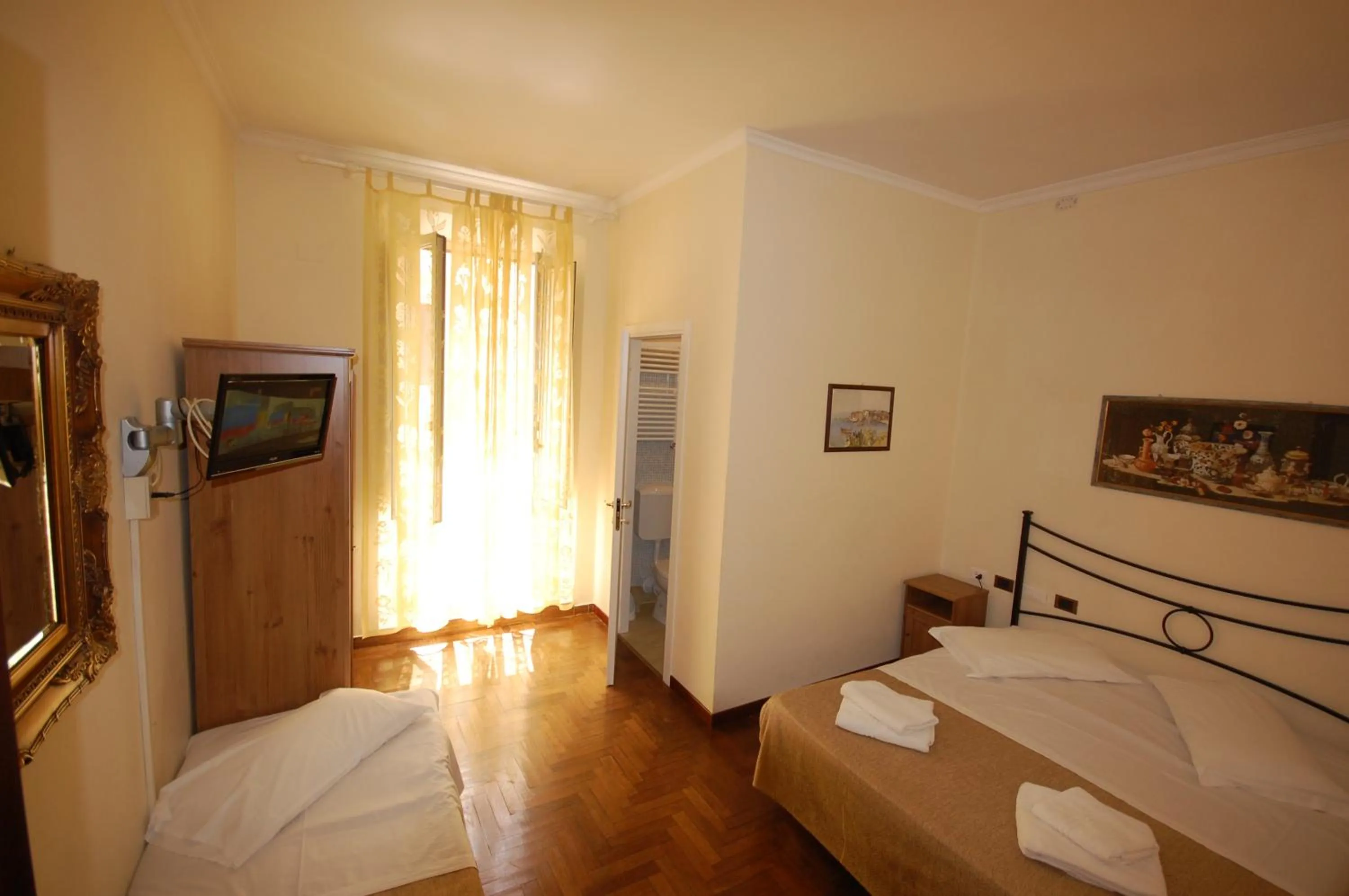Triple Room with Private Bathroom in Hotel Alexis