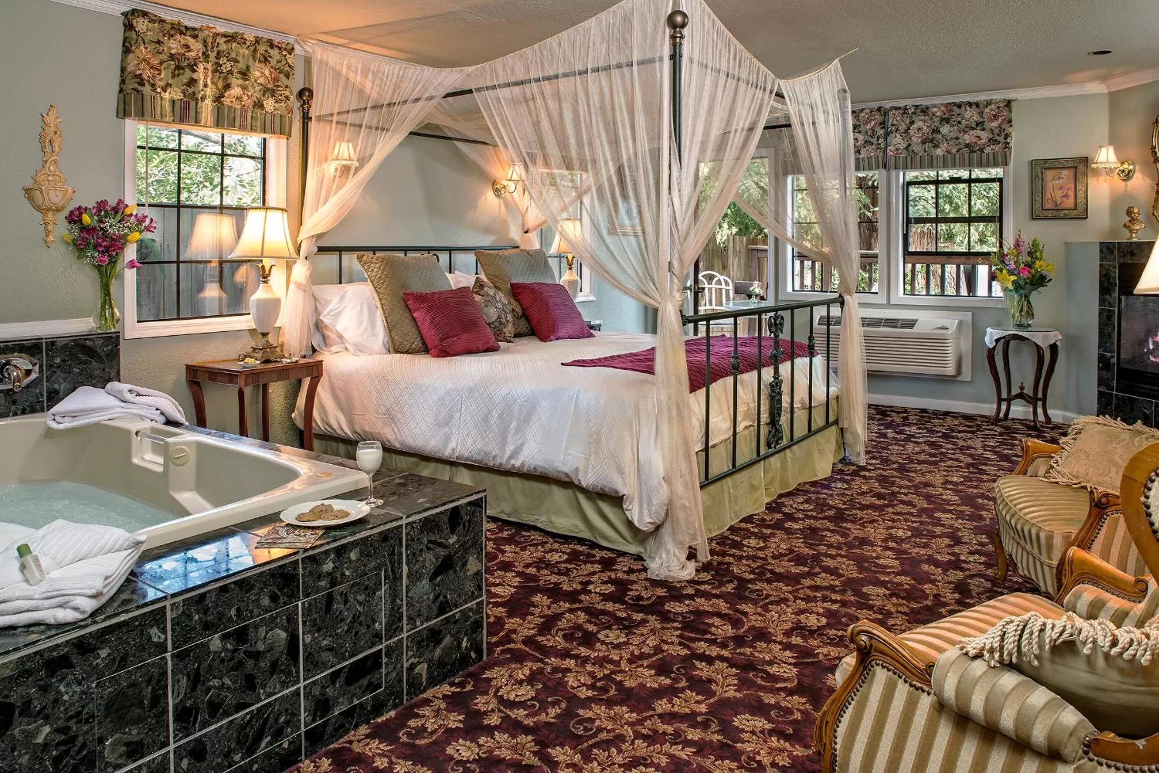 Deluxe King Room in Candlelight Inn Napa Valley