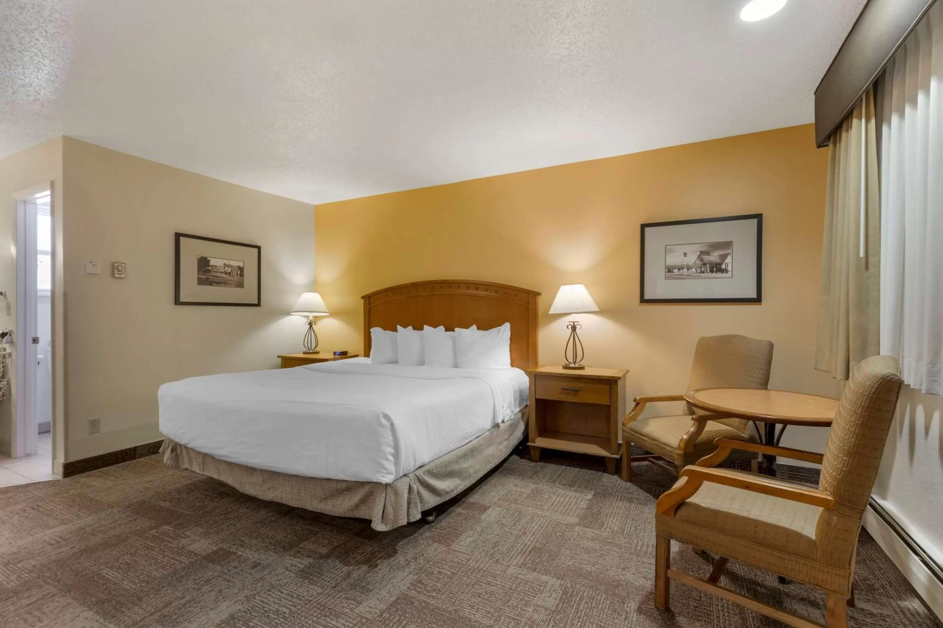 Queen Room with Two Queen Beds and Roll-In Shower - Mobility Accessible in Best Western Pioneer