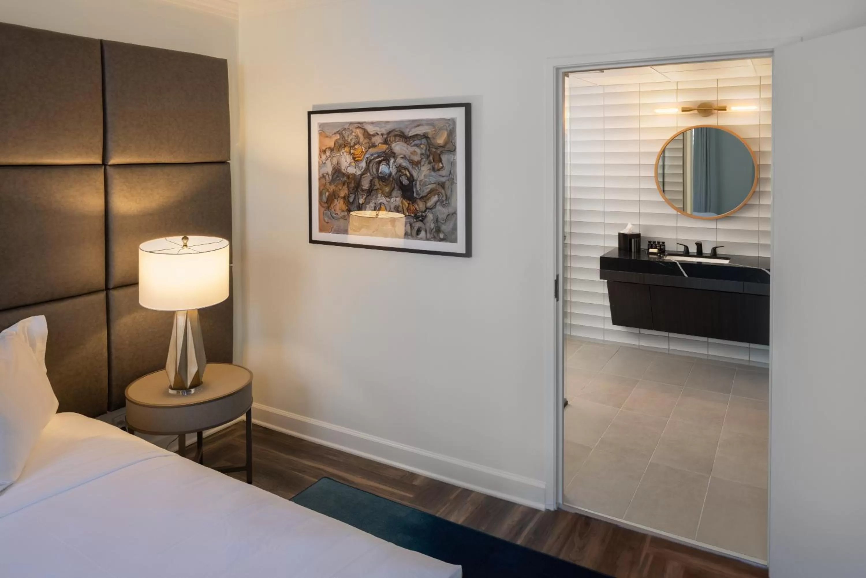 King Room - Disability Access in Hotel Deco