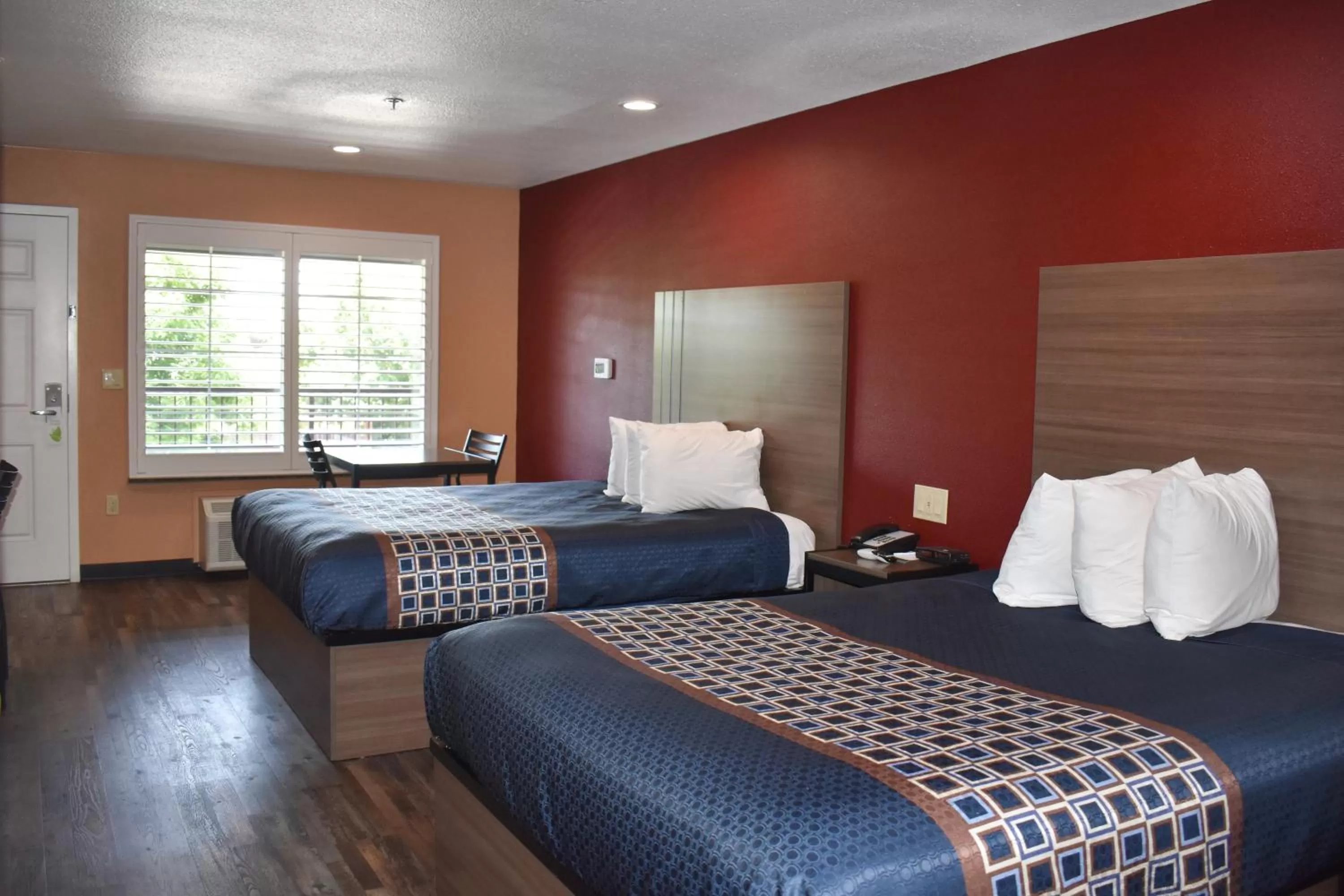 Queen Room in Americas Best Value Inn Manteca