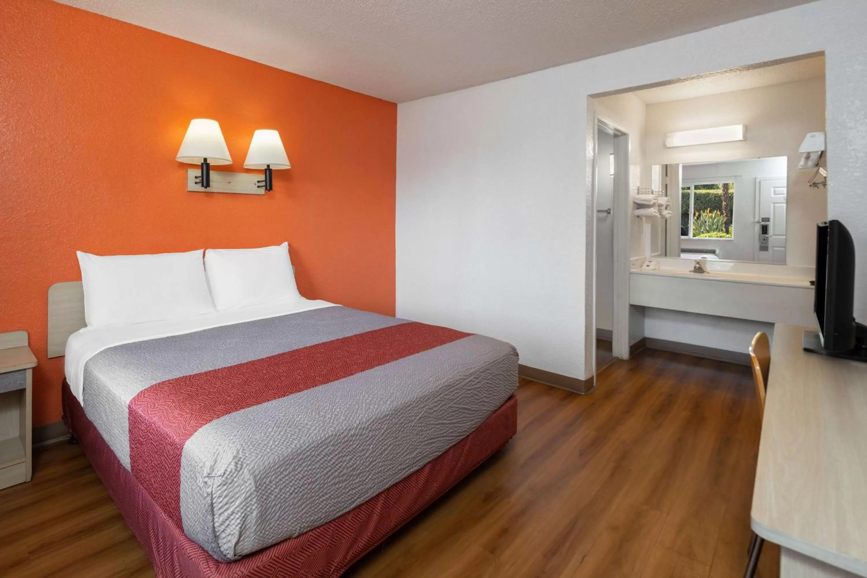 Deluxe Queen Room in Motel 6-Sepulveda, CA - Los Angeles - Van Nuys - North Hills