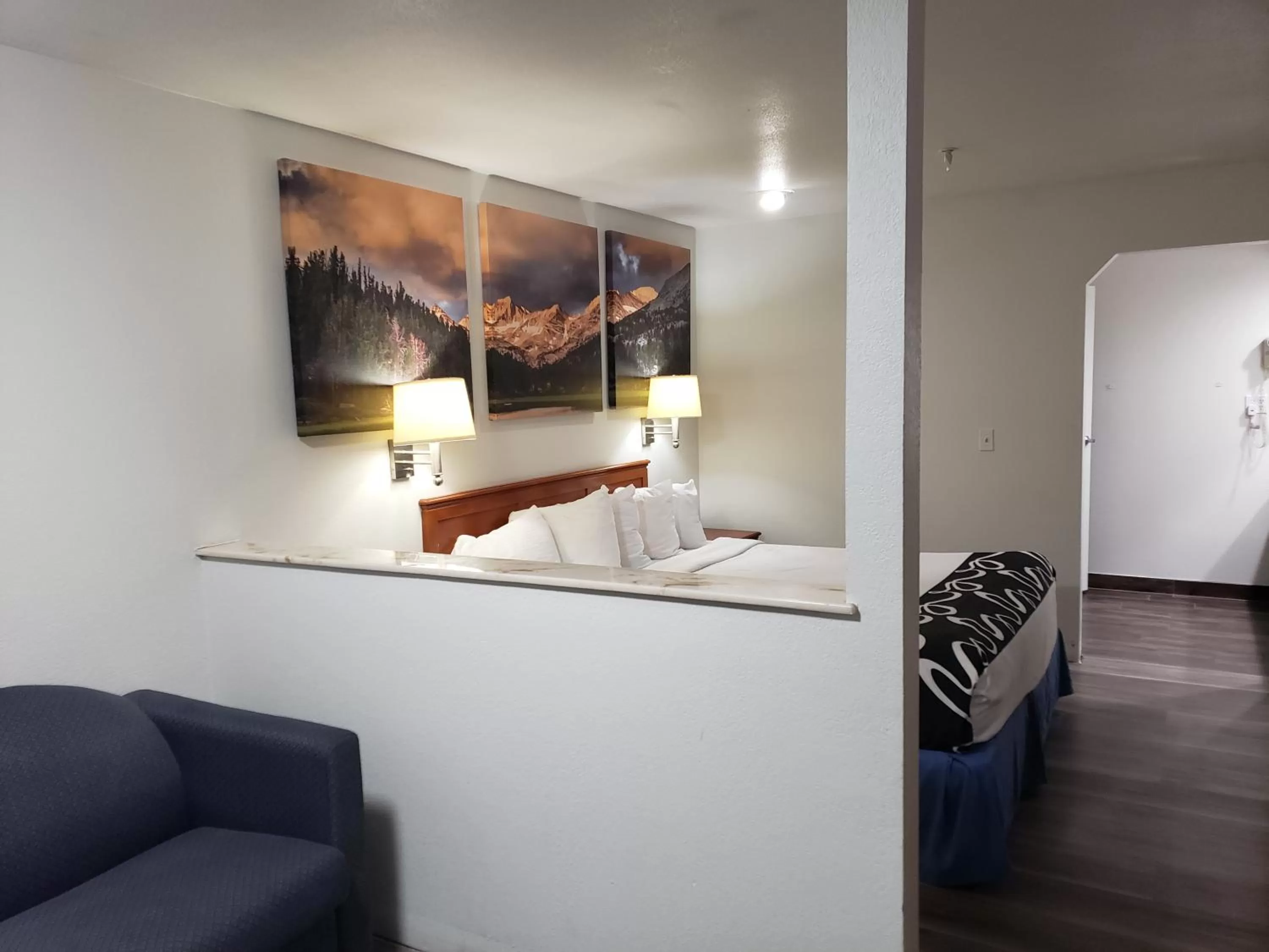 Queen Room with Bath Tub - Mobility Accessible/Non-Smoking in Days Inn by Wyndham Bishop