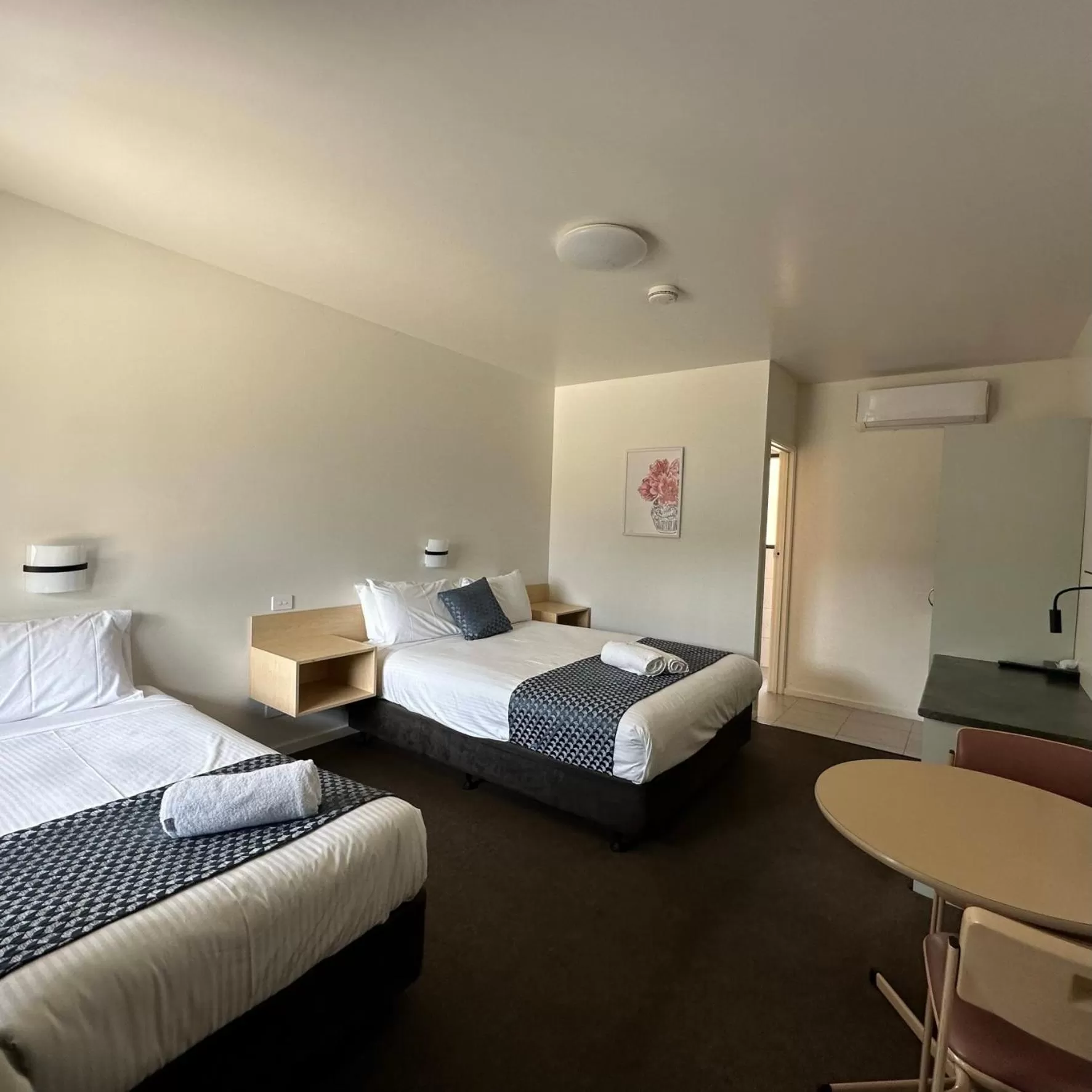 Twin Room with Private Bathroom in SHEPPARTON MOTOR INN Tudor House Motel