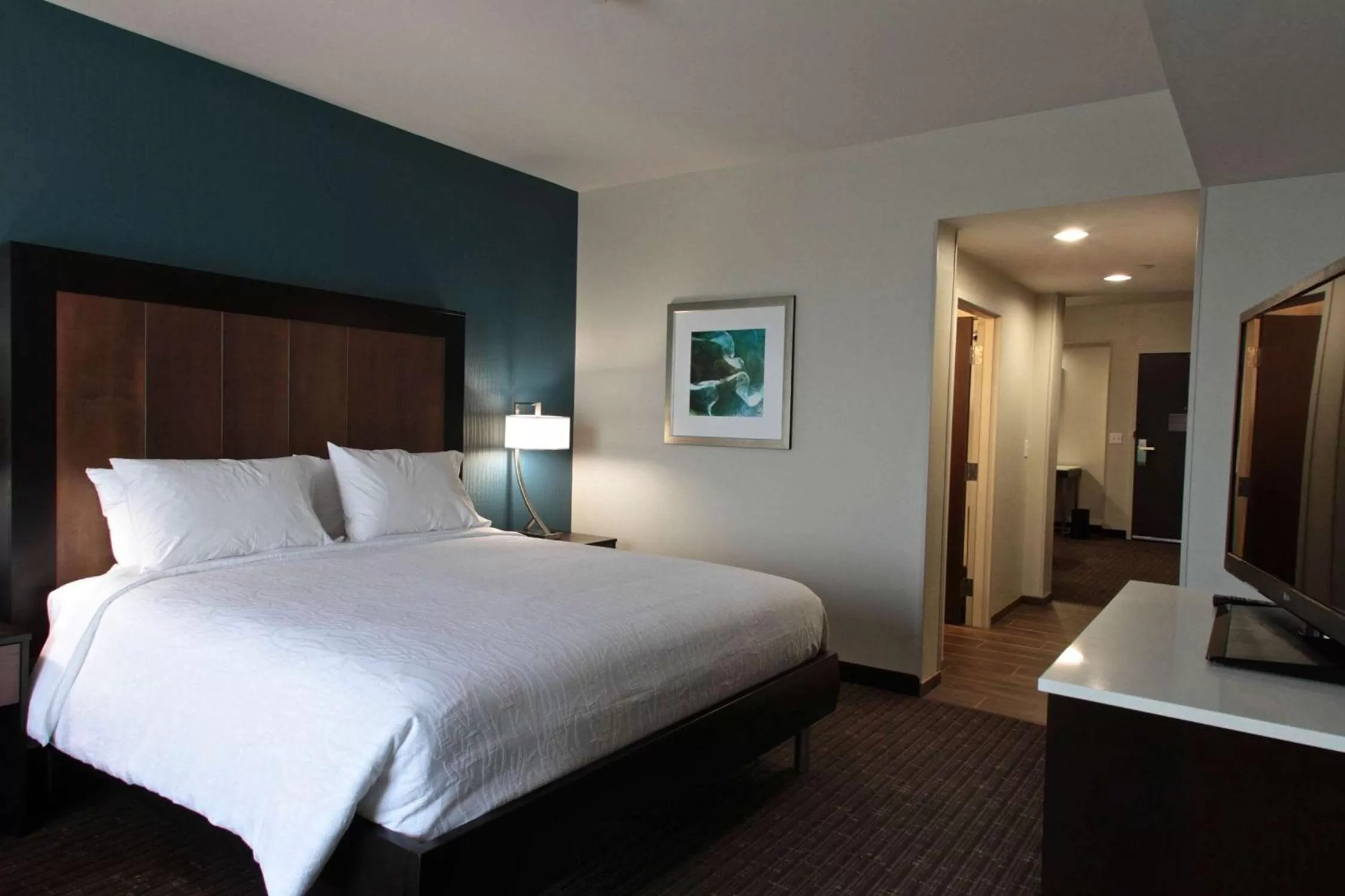 Junior King Suite with Seating Area in Hilton Garden Inn Victoria