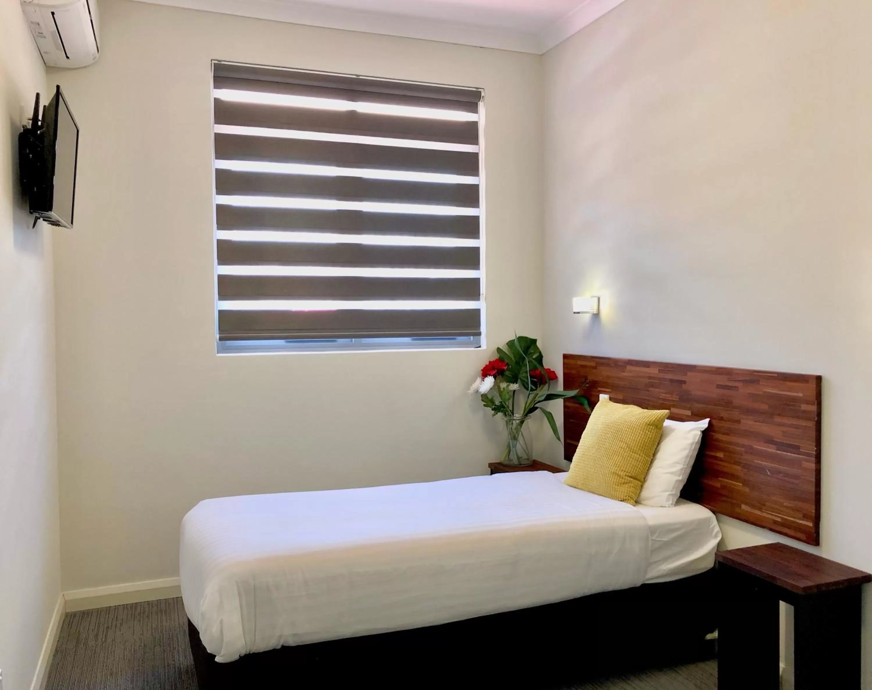 Single Room with Private External Bathroom - single occupancy in Gallery Hotel