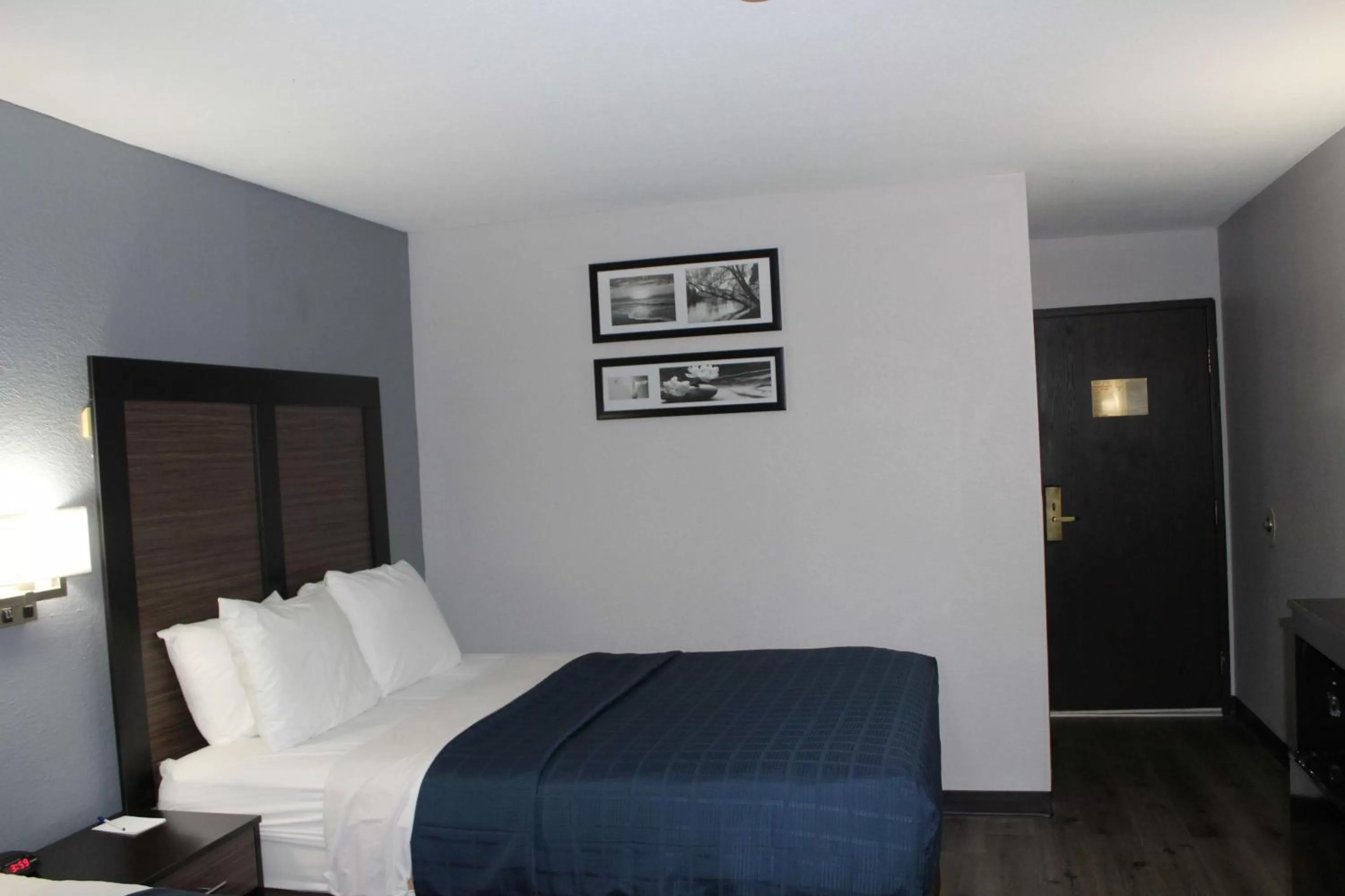 King Suite with Sofa Bed - Non-Smoking in SureStay Hotel by Best Western Cedar Rapids