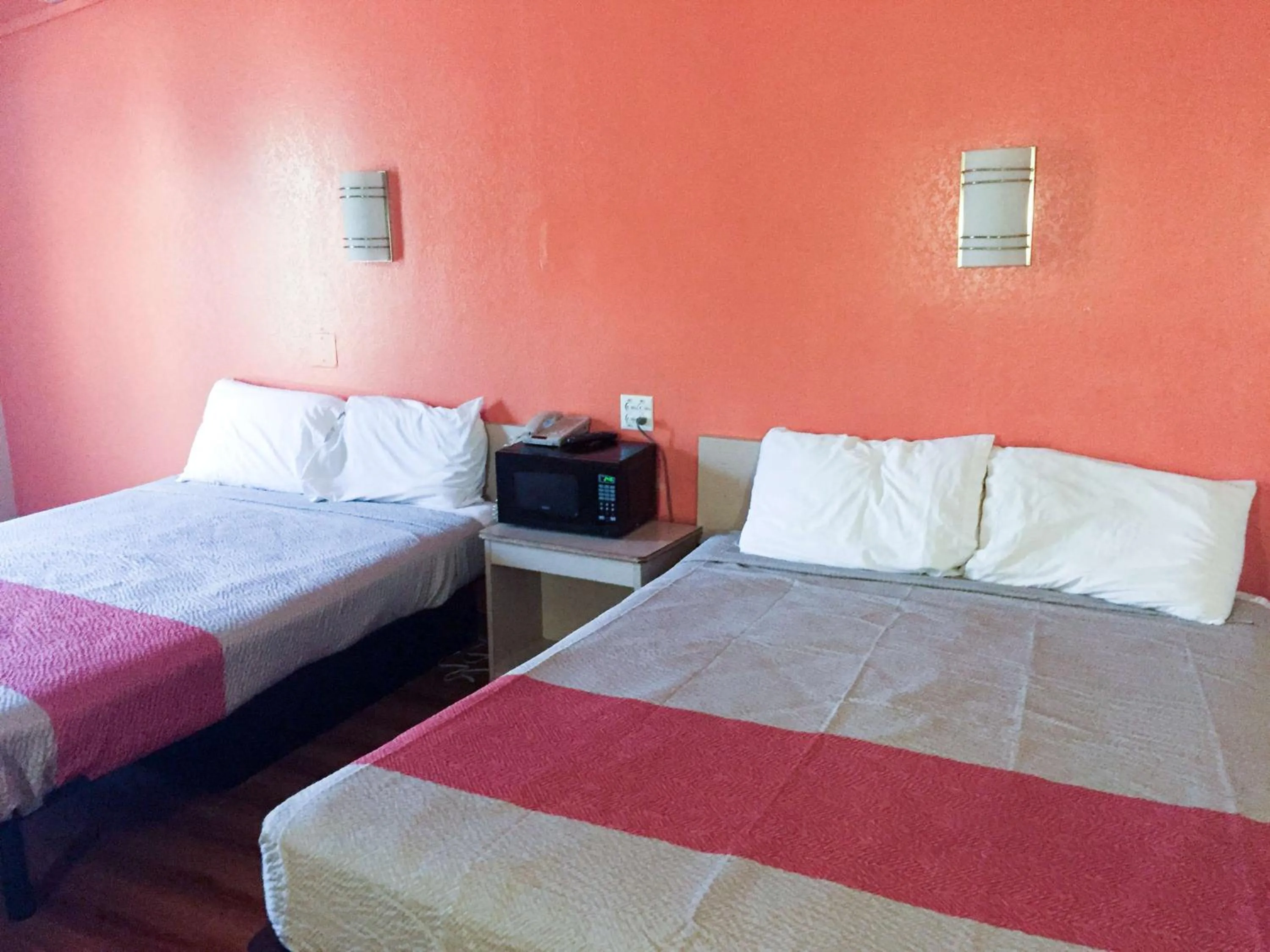 Deluxe Queen Room with Two Queen Beds - Non-Smoking in Motel 6-Warwick, RI - Providence Airport - I-95