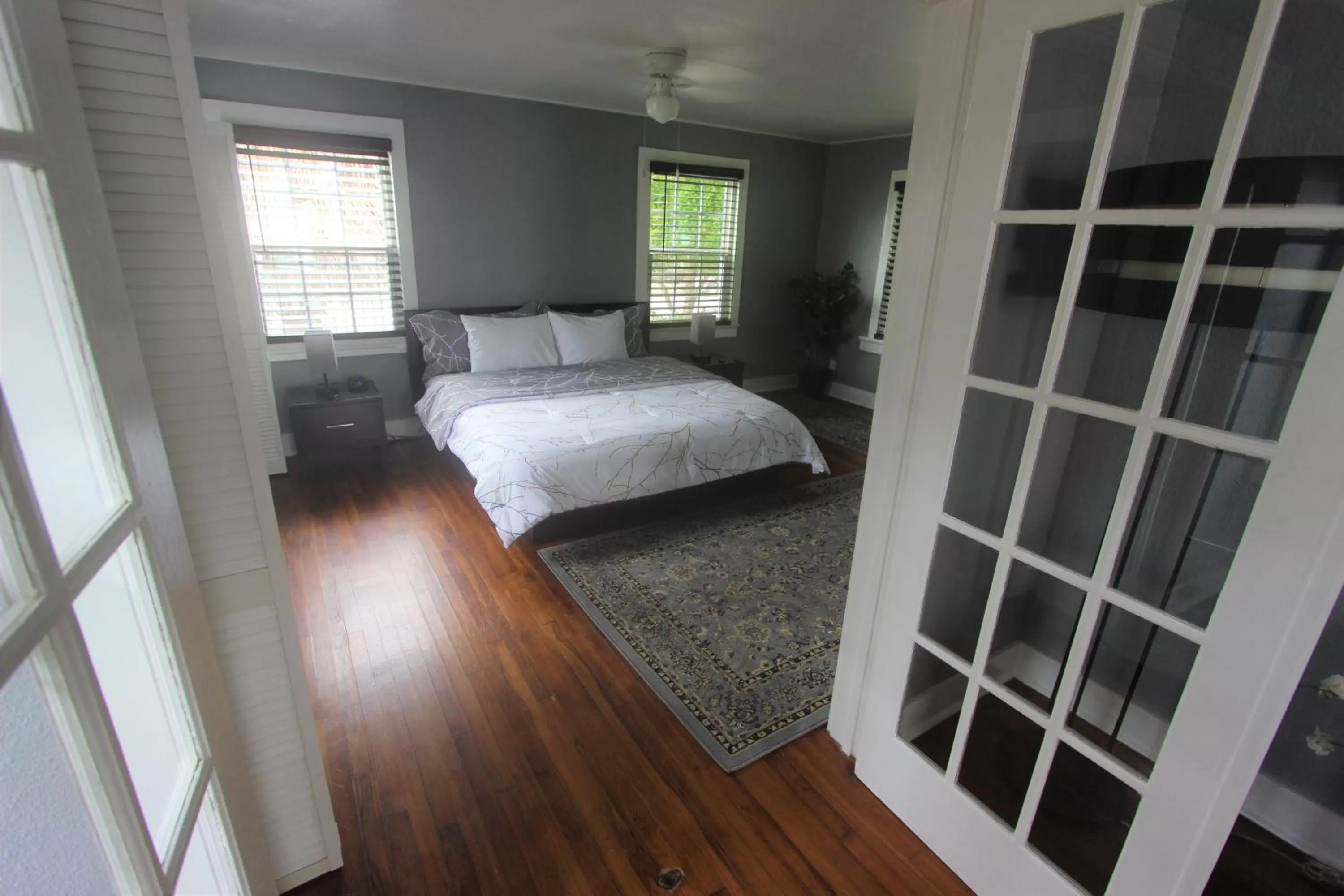 Grand Suite Downstairs in The George Manor