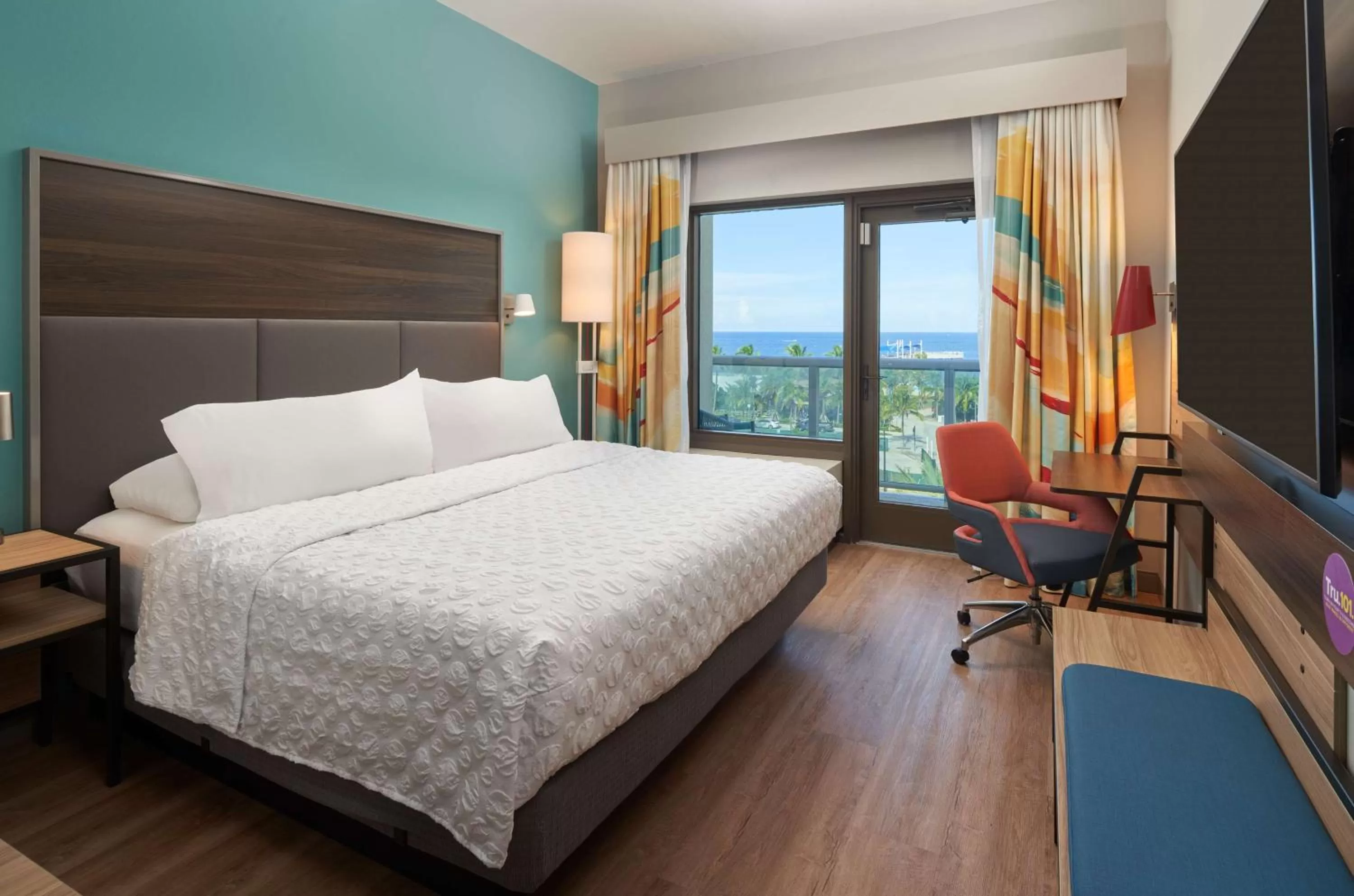 King Room with Ocean View in Tru By Hilton Pompano Beach Pier