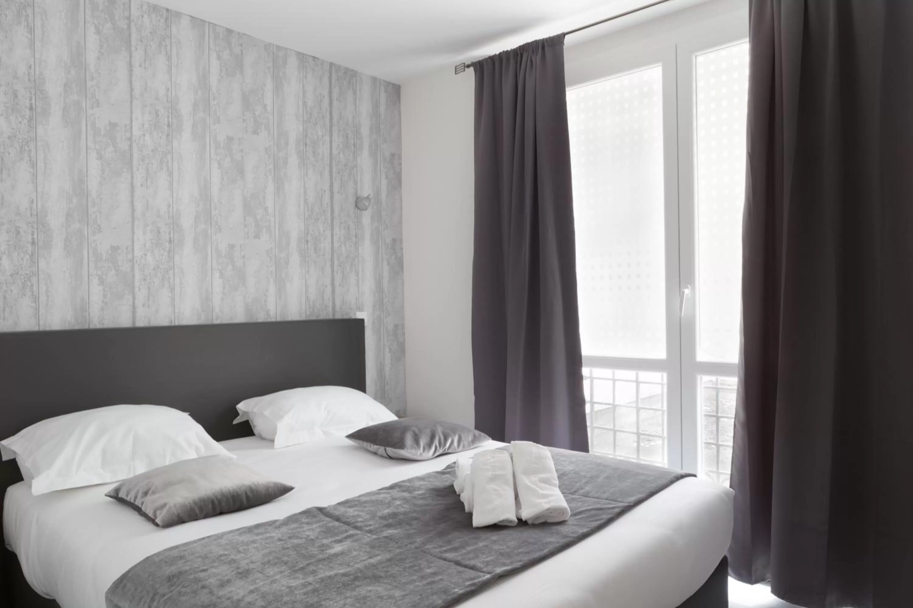 Shower, Bed in Lille City Hotel
