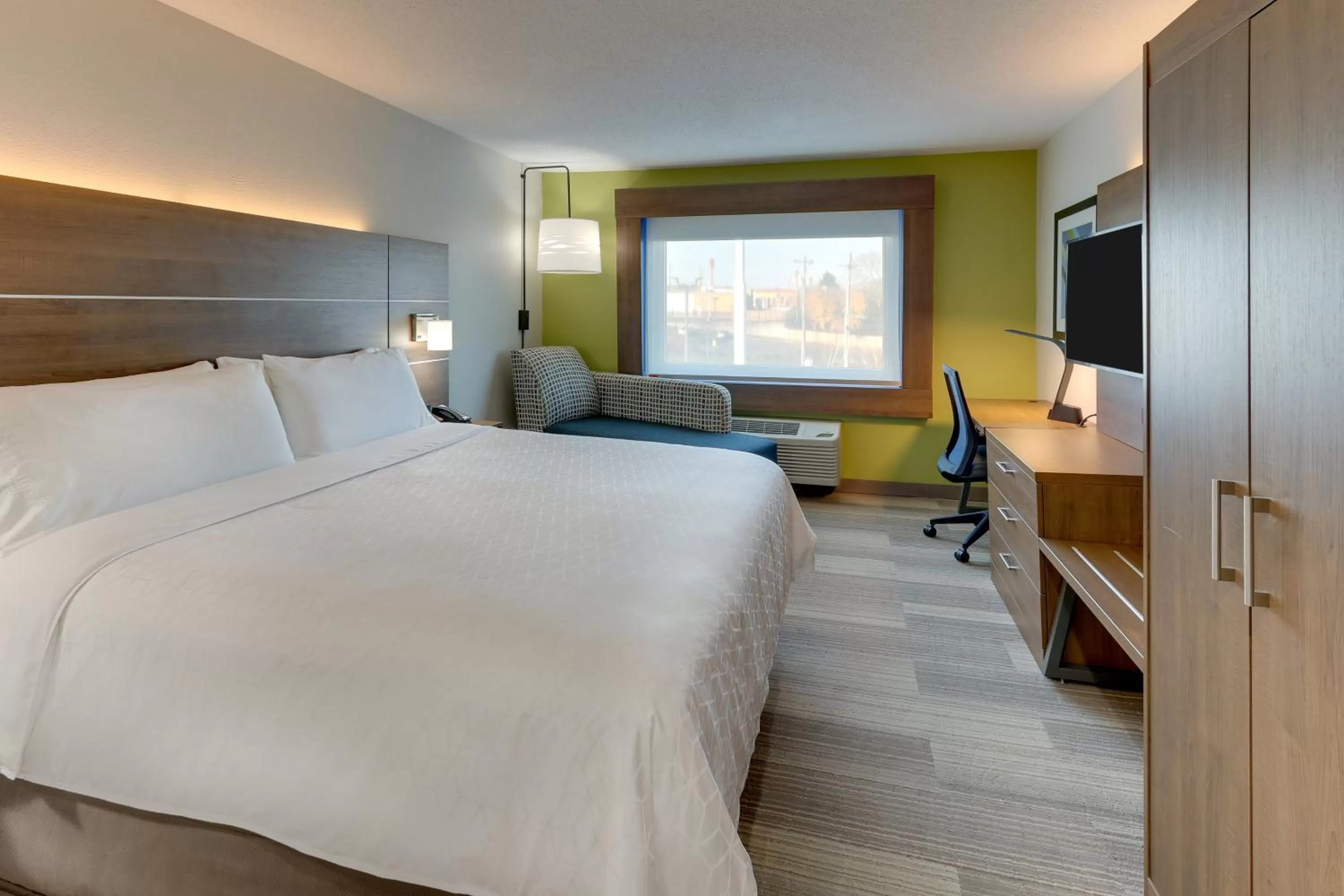 King Room - Hearing Accessible - Non-Smoking in Holiday Inn Express - Cincinnati North - Monroe, an IHG Hotel