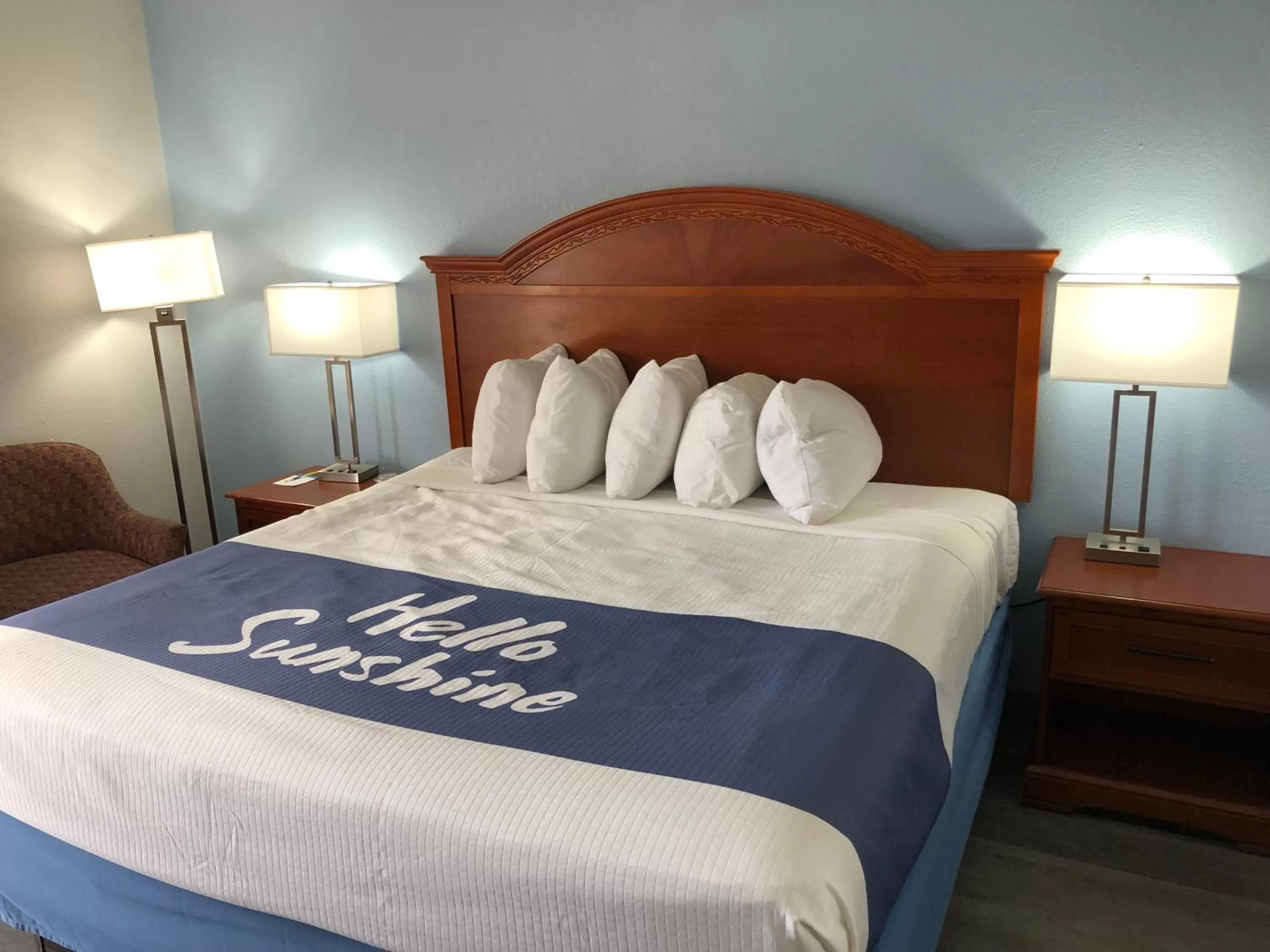 Standard King Room - Smoking in Days Inn by Wyndham Shorter