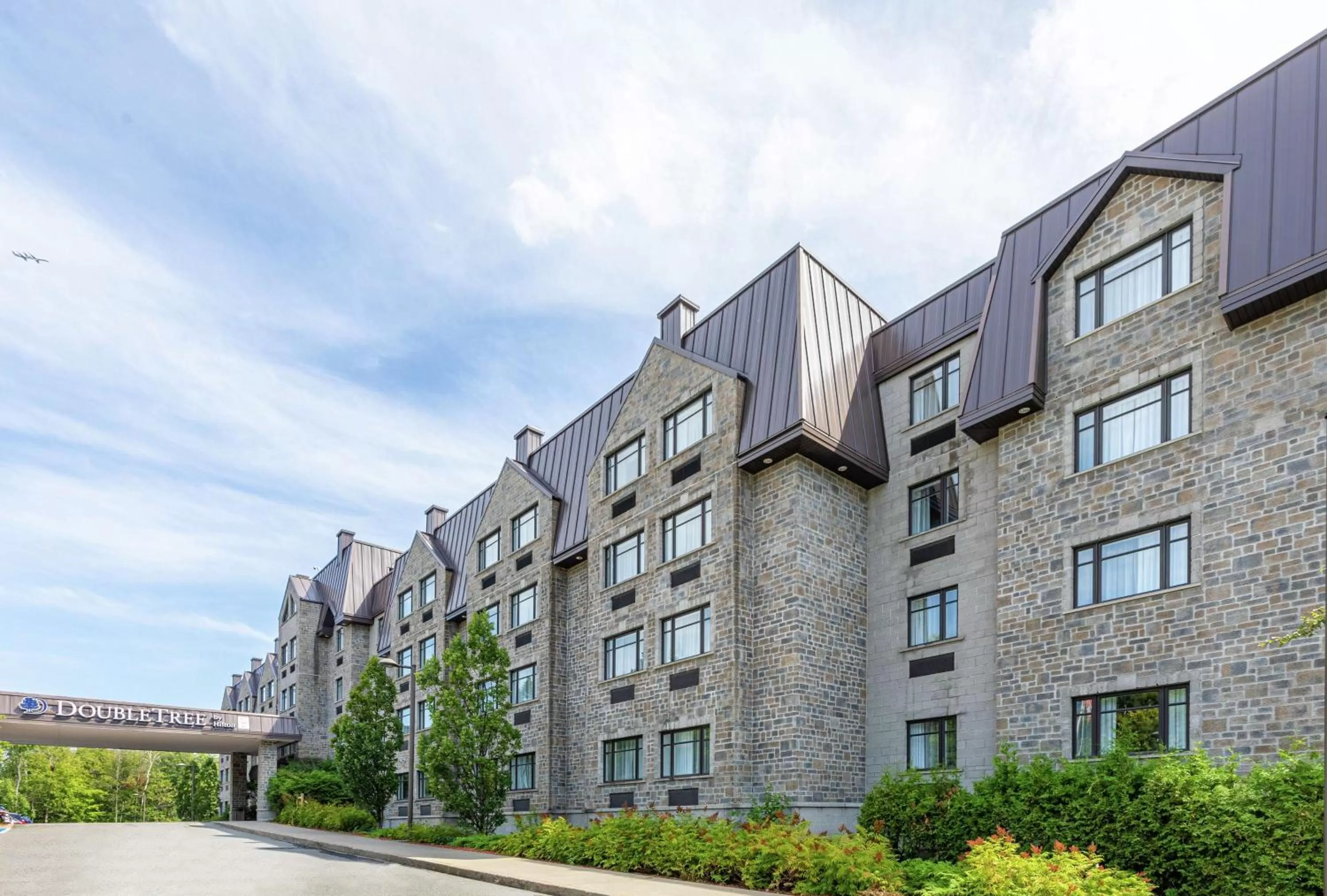 Property building in DoubleTree by Hilton Quebec Resort