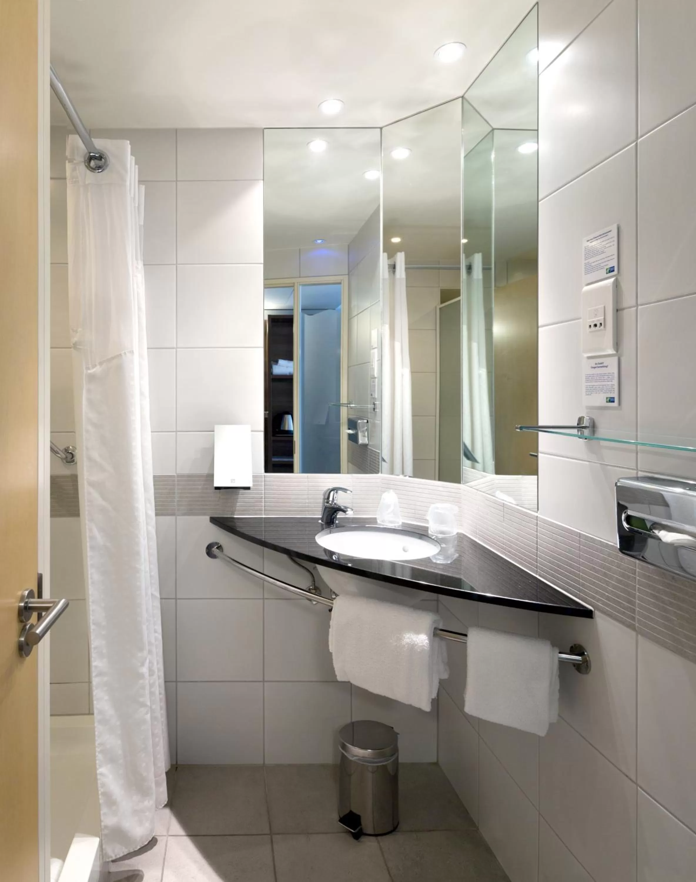 Standard Queen Room with Single Sofa Bed in Hôtel Marseille Centre Gare Saint-Charles