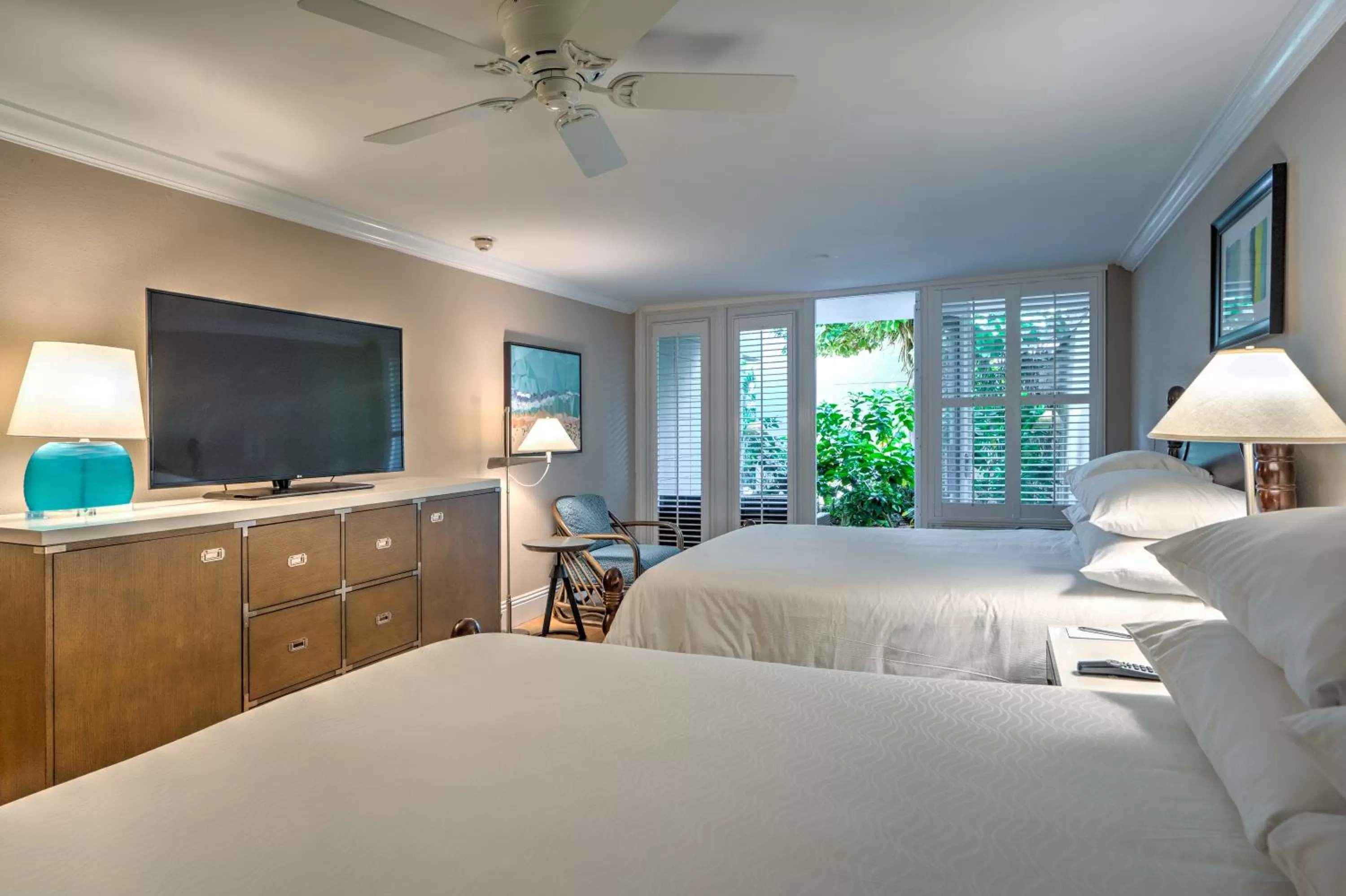 Lanai Queen Room - Roll In Shower in Pier House Resort & Spa