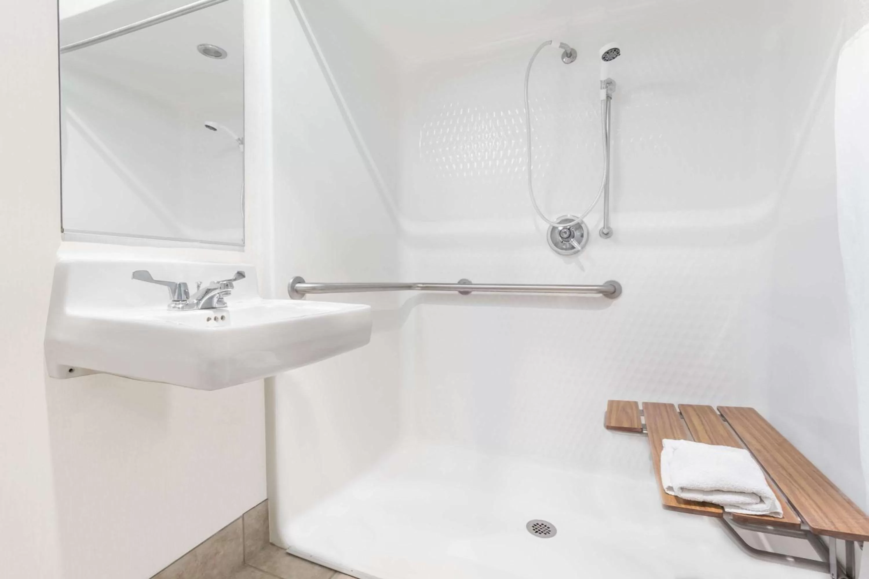 Double Room - Disability Access/Non-Smoking in Baymont by Wyndham Yreka