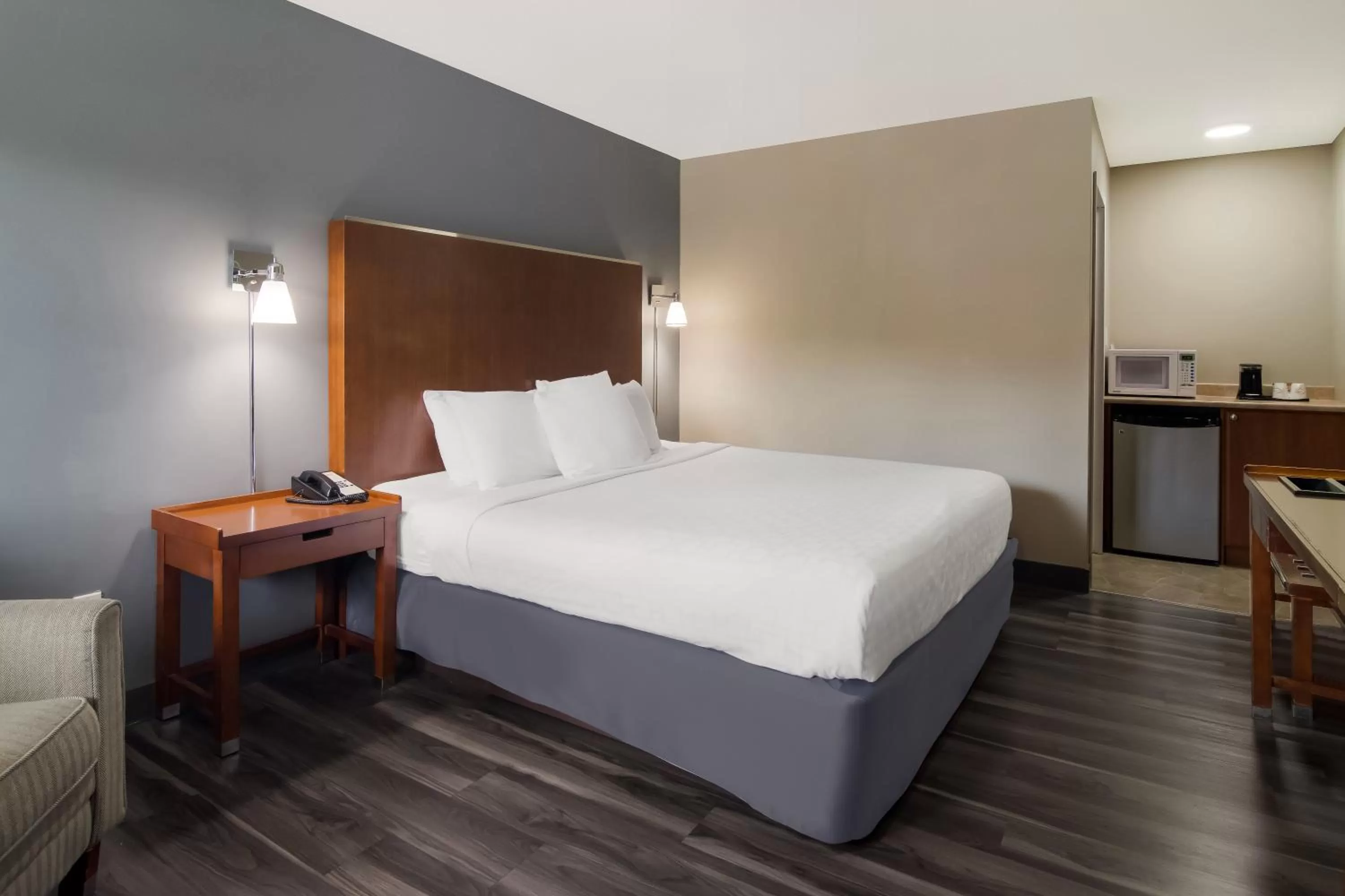 King Room in Canadas Best Value Inn & Suites Kamloops